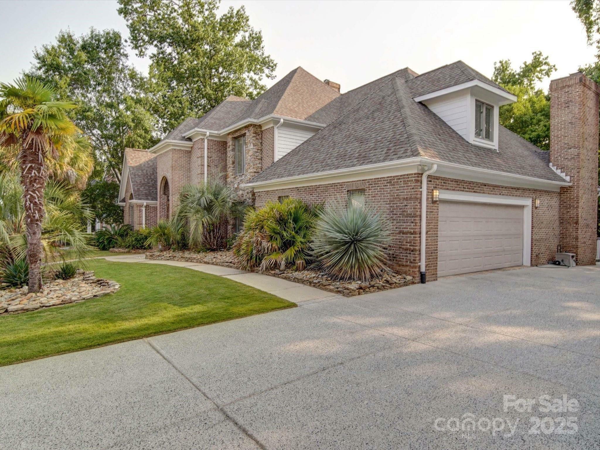 Property Photo: 15708 Eagleview Drive NC 28278