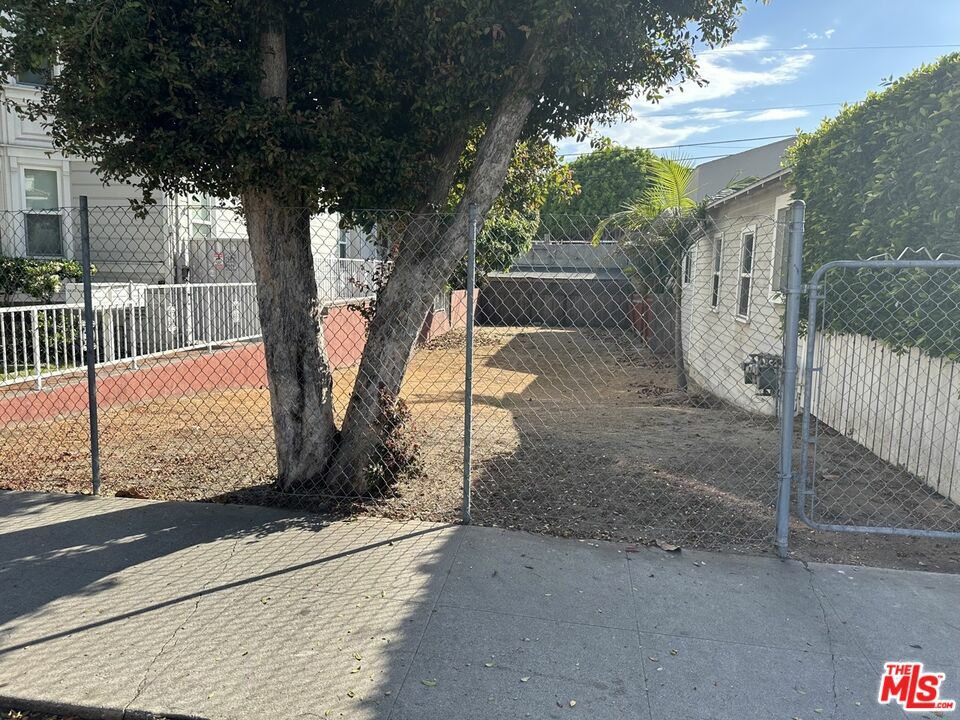 Property Photo: 2620 2nd St CA 90405