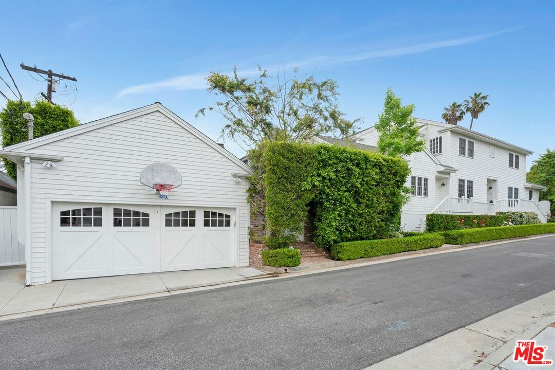 Property Photo:  167 S Anita Ave  CA 90049 