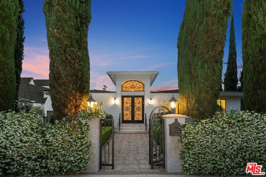 Property Photo: 465 N Kilkea Dr CA 90048