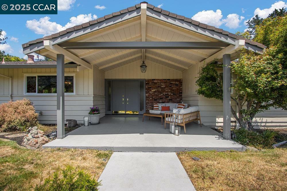 Property Photo: 1 Aspinwall Ct CA 94563