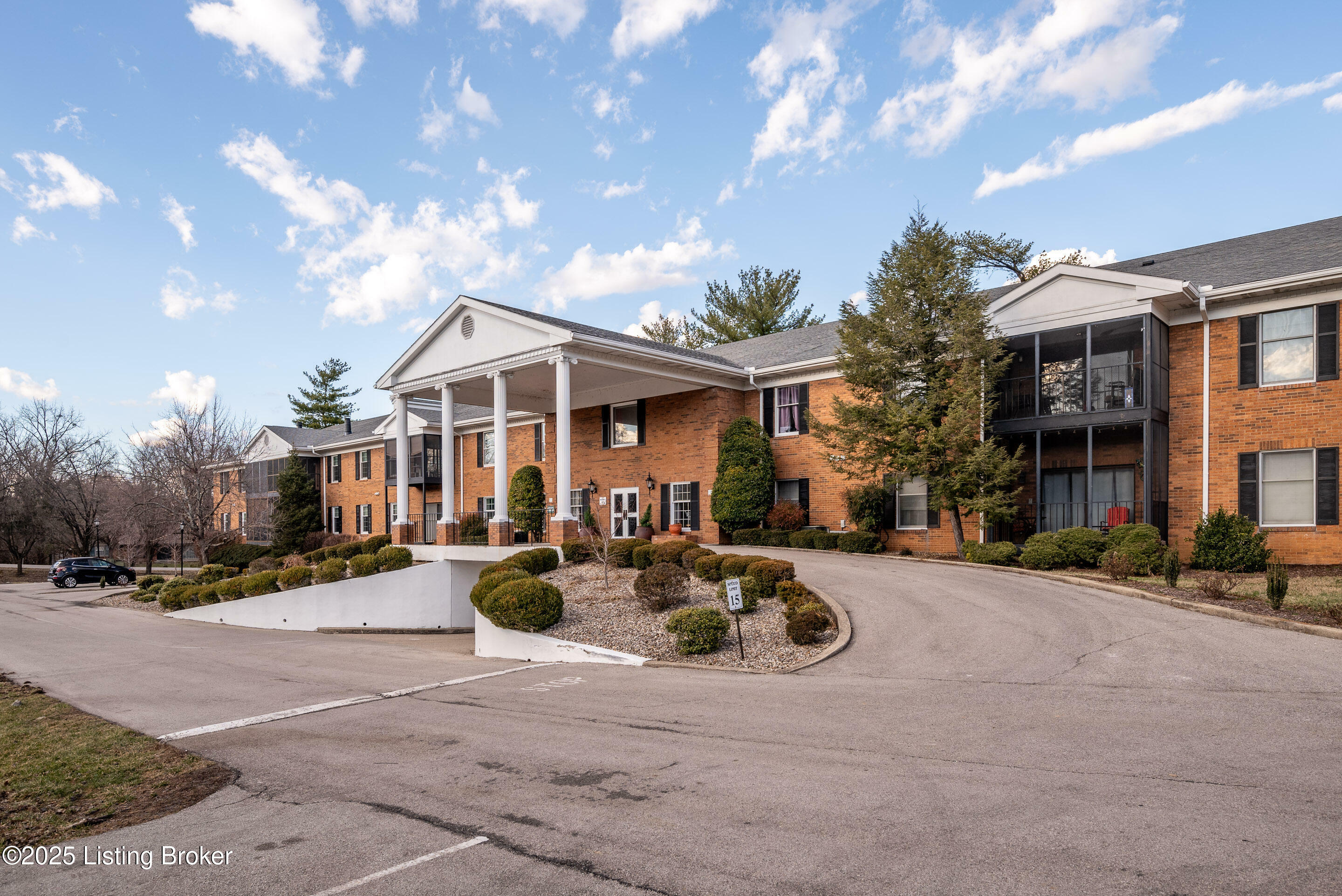 Property Photo: 1616 Gardiner Ln 108 KY 40205
