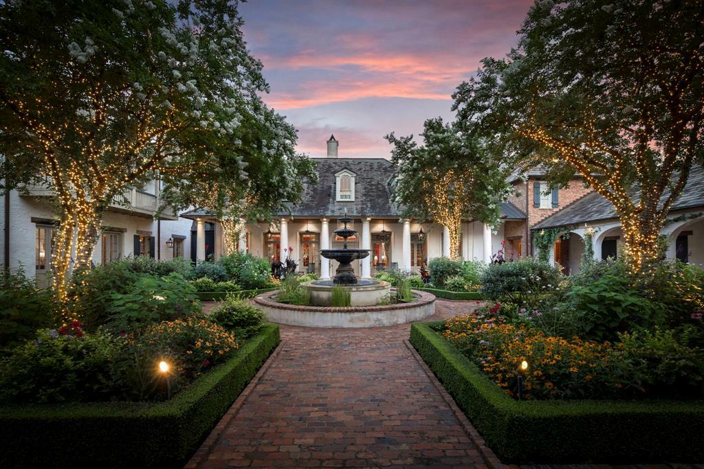 2 Grand Colonial Drive  The Woodlands TX 77382 photo
