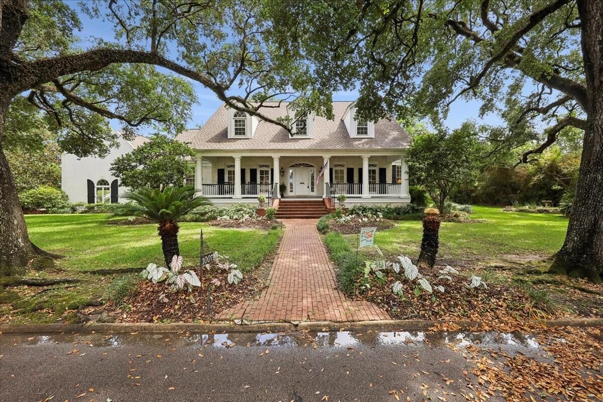 Property Photo: 1007 Pine Avenue TX 77630