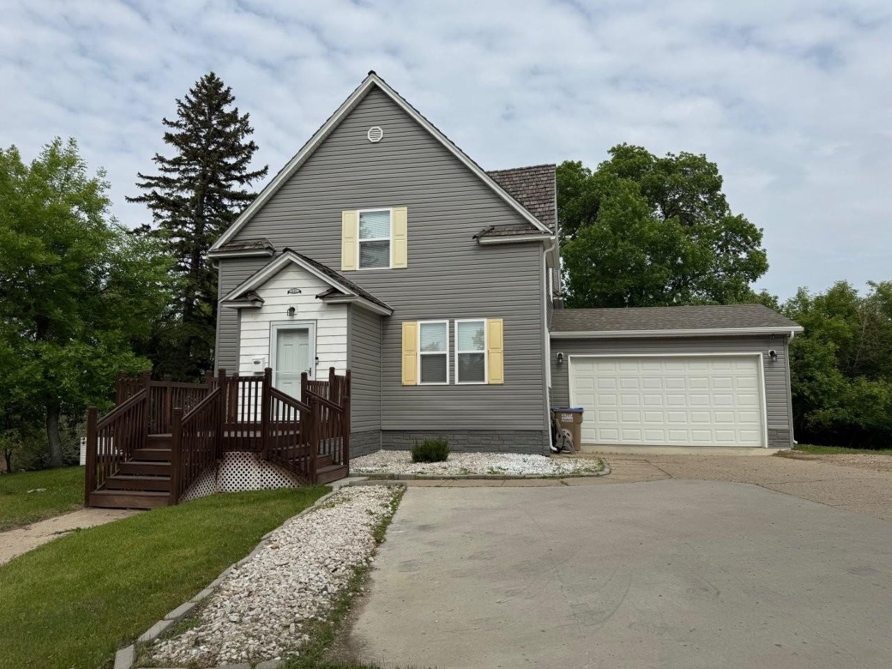 Property Photo: 611 3rd St SE ND 58701