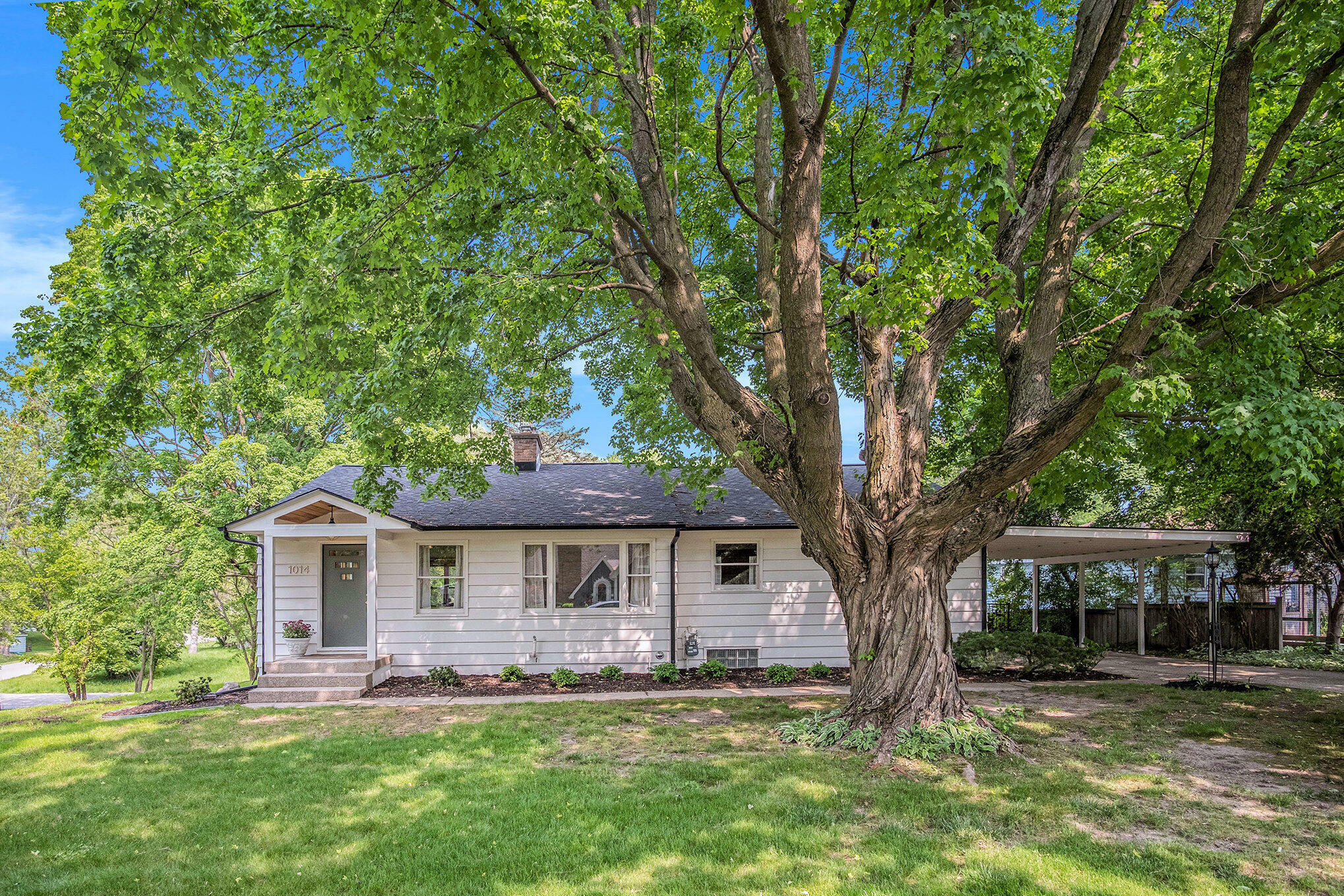 1014 Cutter Parkway SE  Grand Rapids MI 49546 photo