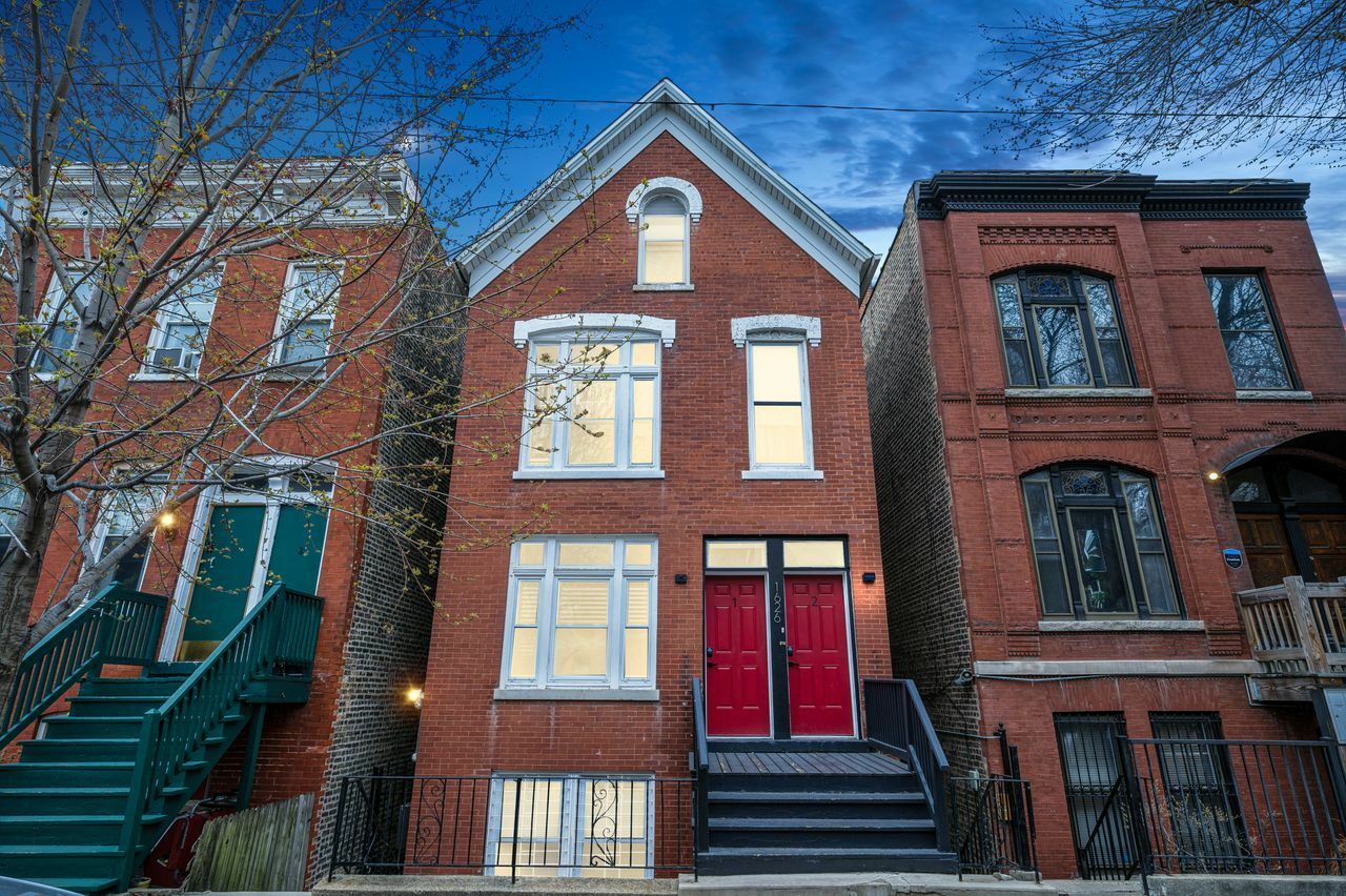 Property Photo: 1626 N Honore Street 2 IL 60622