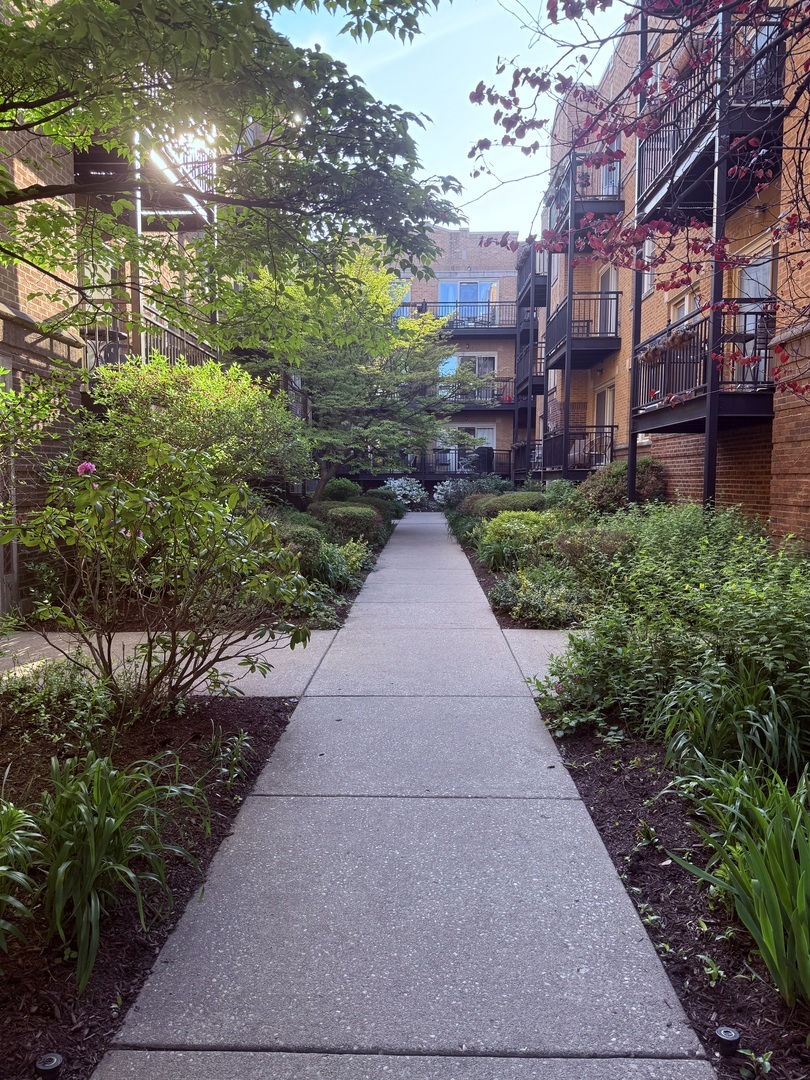 Property Photo: 4722 N Beacon Street 1E IL 60640