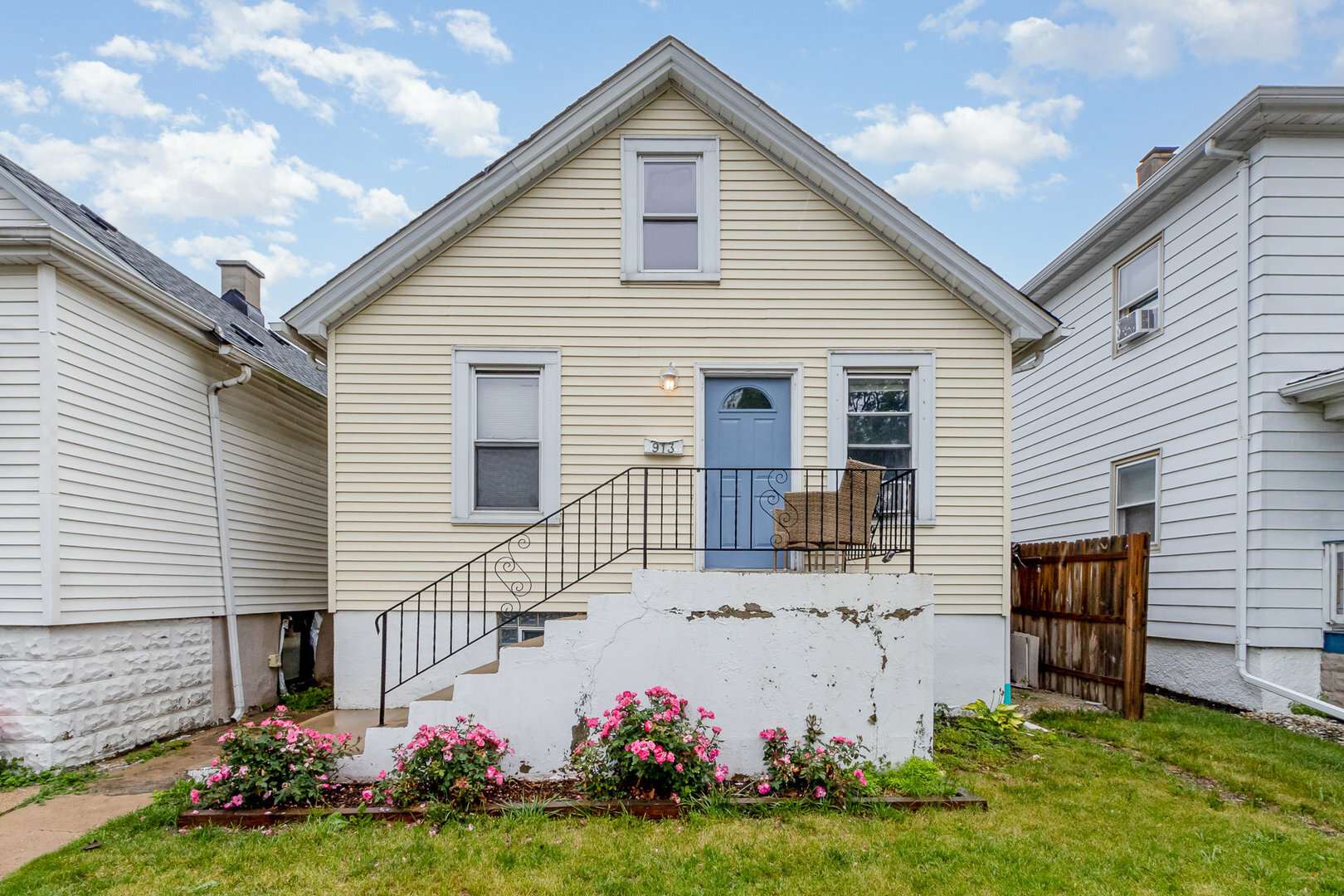 Property Photo:  913 Otis Avenue  IL 60436 