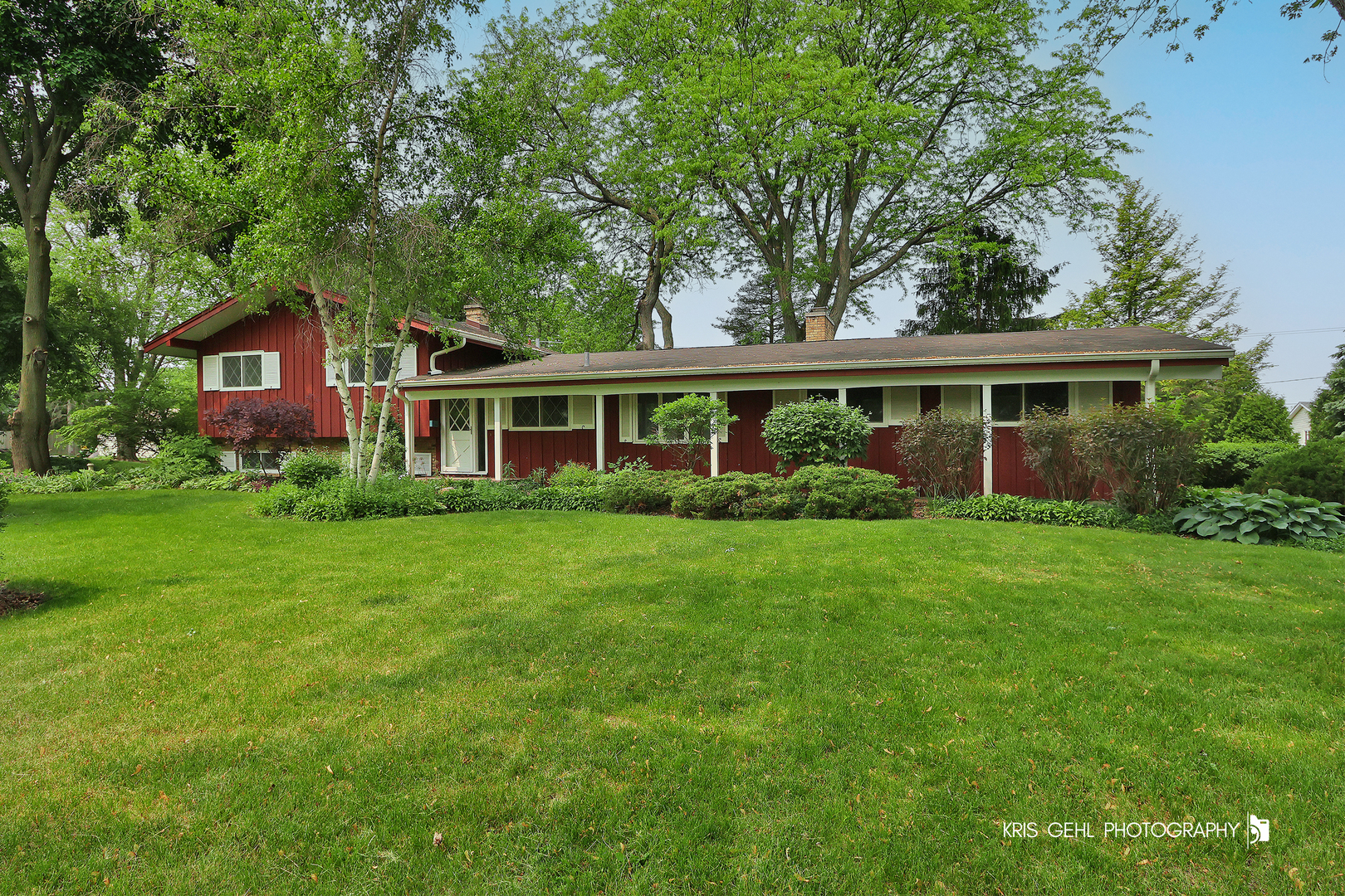 Property Photo: 819 N Sharon Drive IL 60098