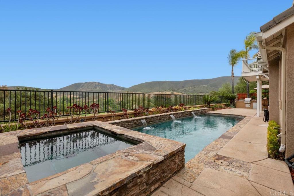 Property Photo:  320 Crownview Ct Court  CA 92069 