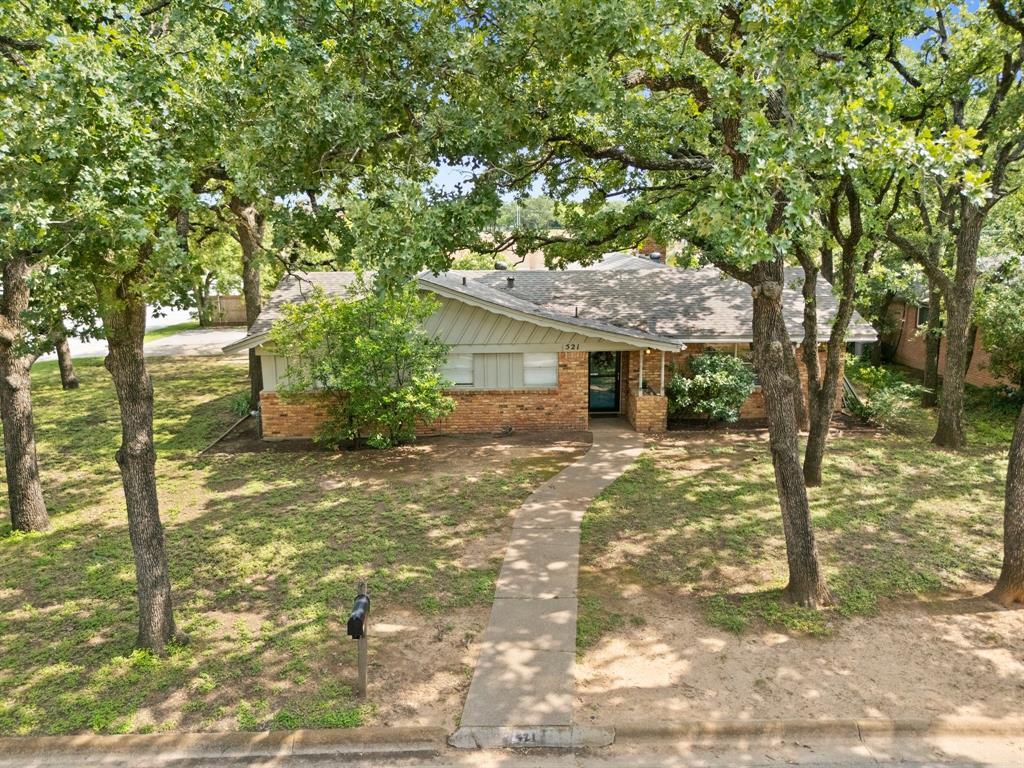 Property Photo:  521 Brookview Drive  TX 76054 