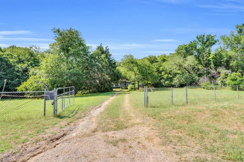 Property Photo: 933 El Camino Road TX 75167