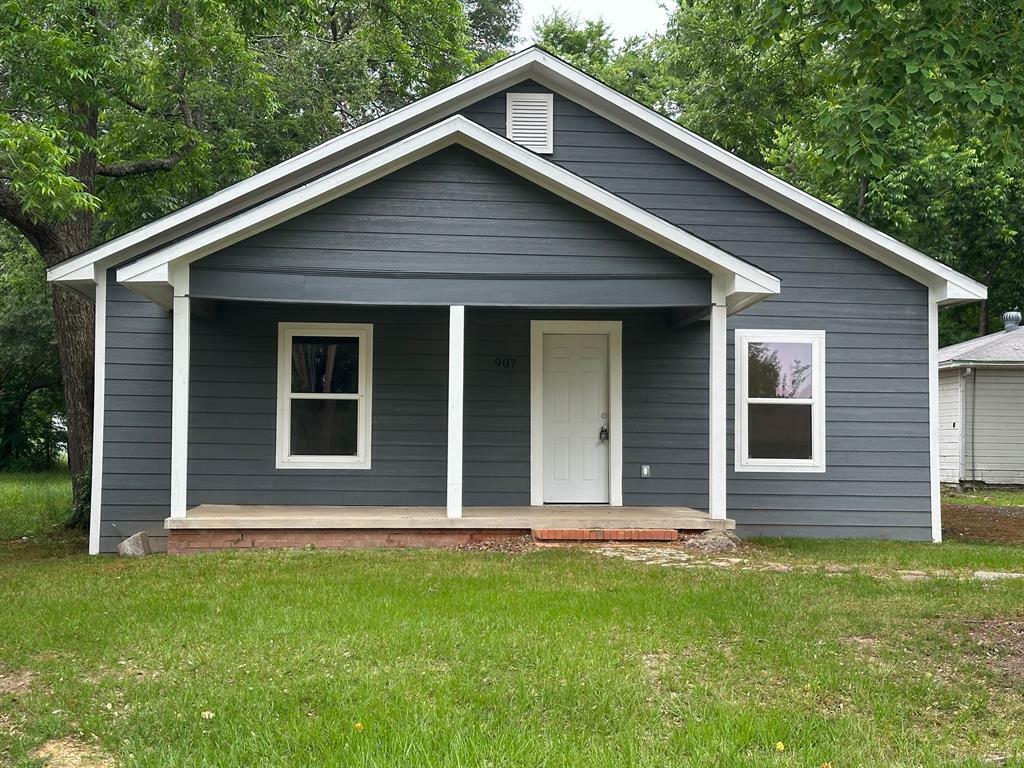 Property Photo: 907 Davis Street S TX 75482