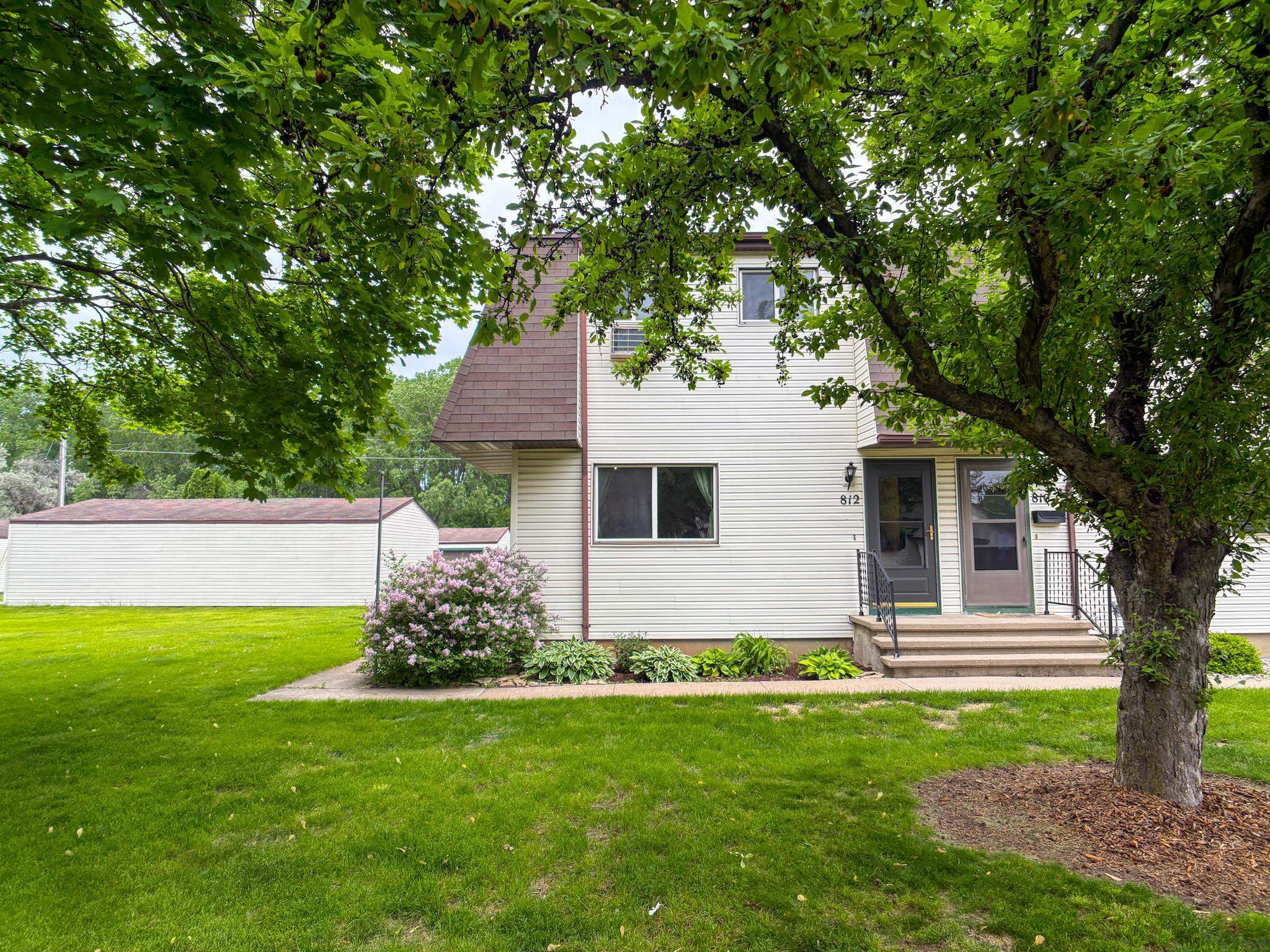 812 Kay Kourt  Oshkosh WI 54956-1640 photo