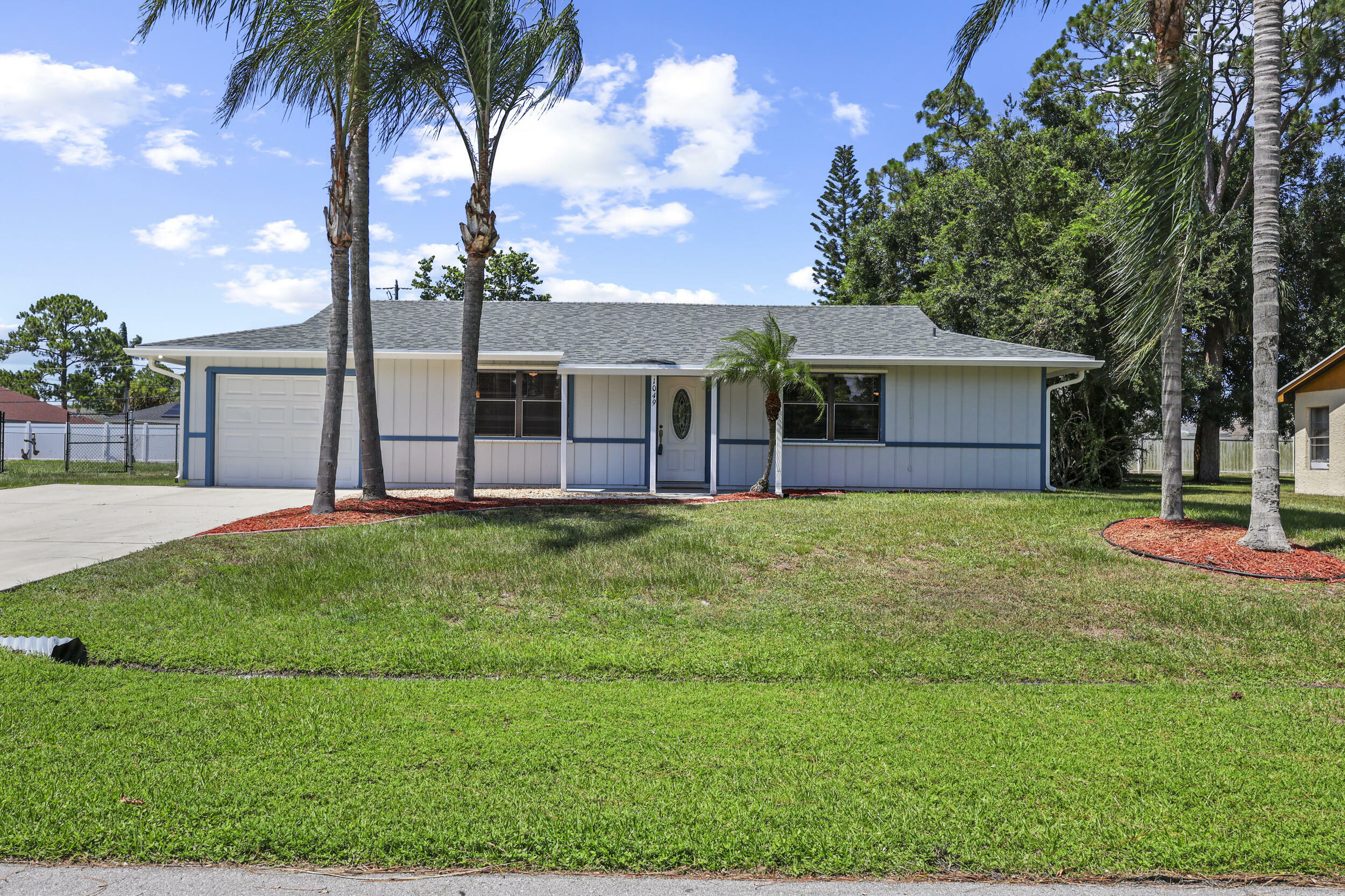 Property Photo: 1049 SW Eureka Avenue FL 34953