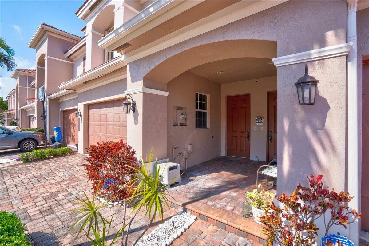 Property Photo: 13 Nottingham Place FL 33426