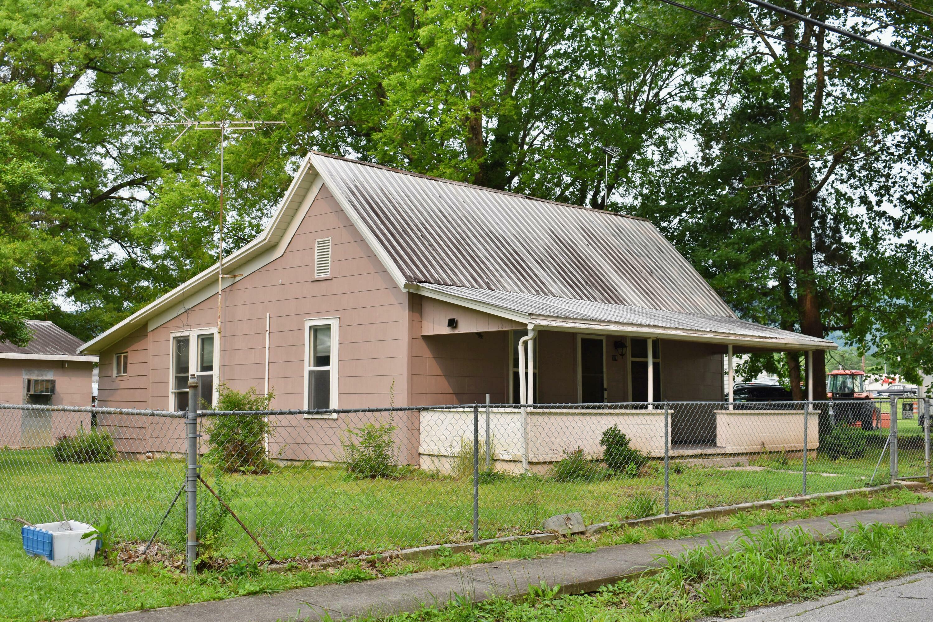 174 E Jackson Avenue  Spring City TN 37381 photo