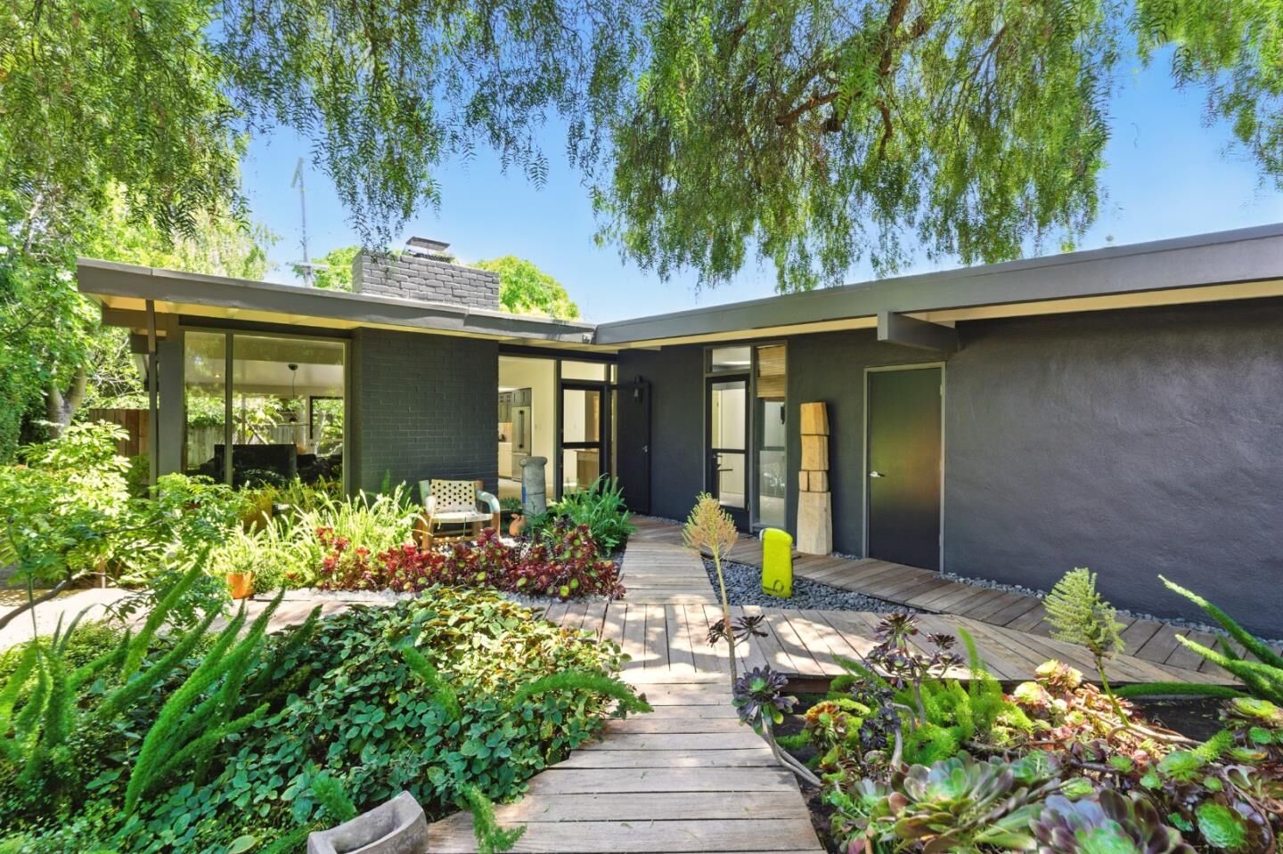 Property Photo:  964 Colonial Lane  CA 94303 
