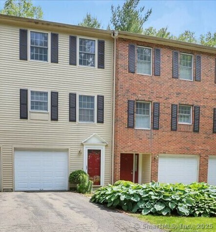 Property Photo: 10 Crown Ridge 10 CT 06111
