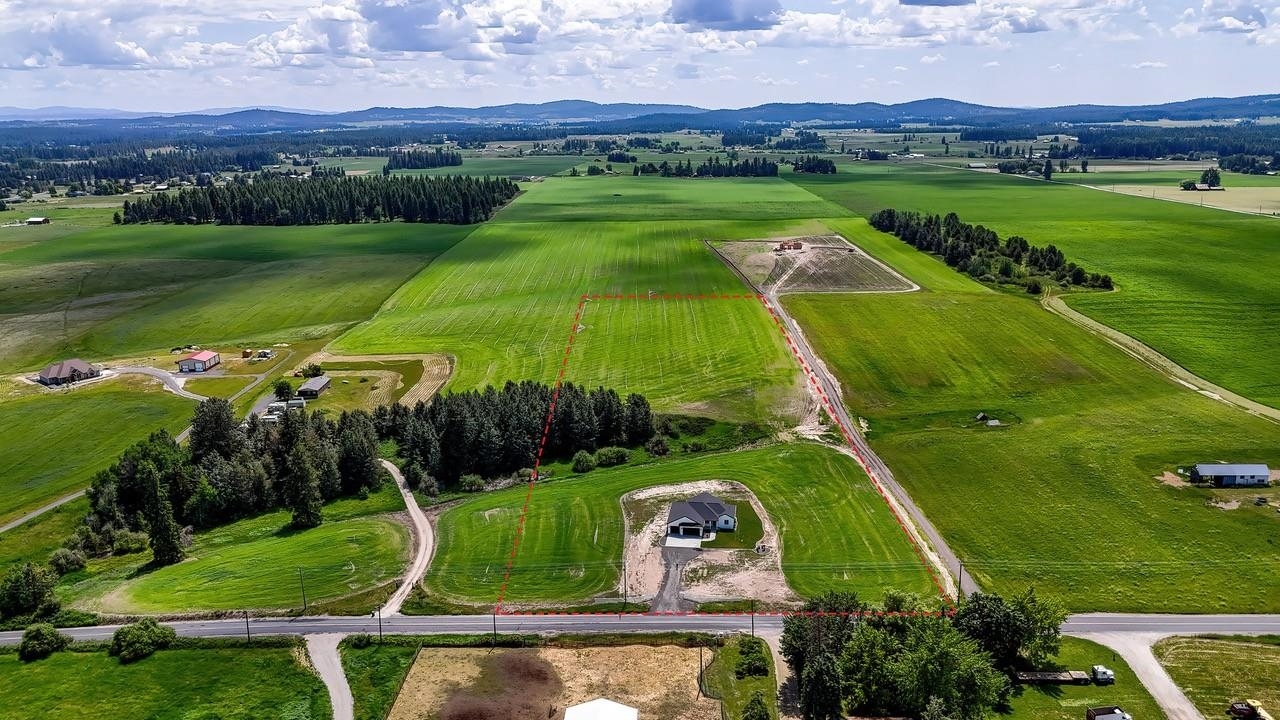 Property Photo: 8521 W Dahl Rd WA 99006
