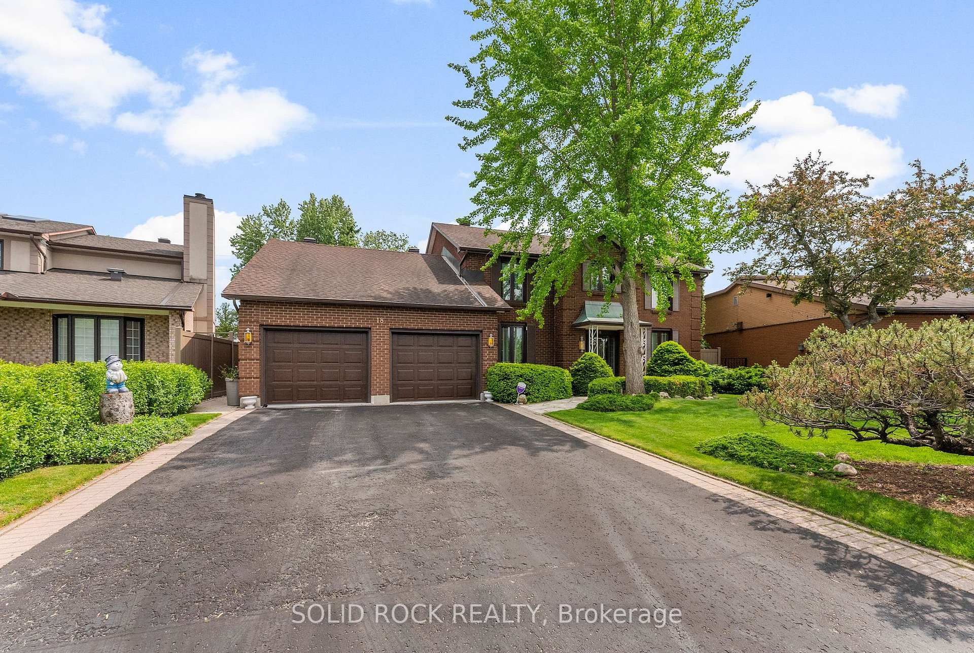 Property Photo: 18 Royal Hunt Court ON K1V 9M1