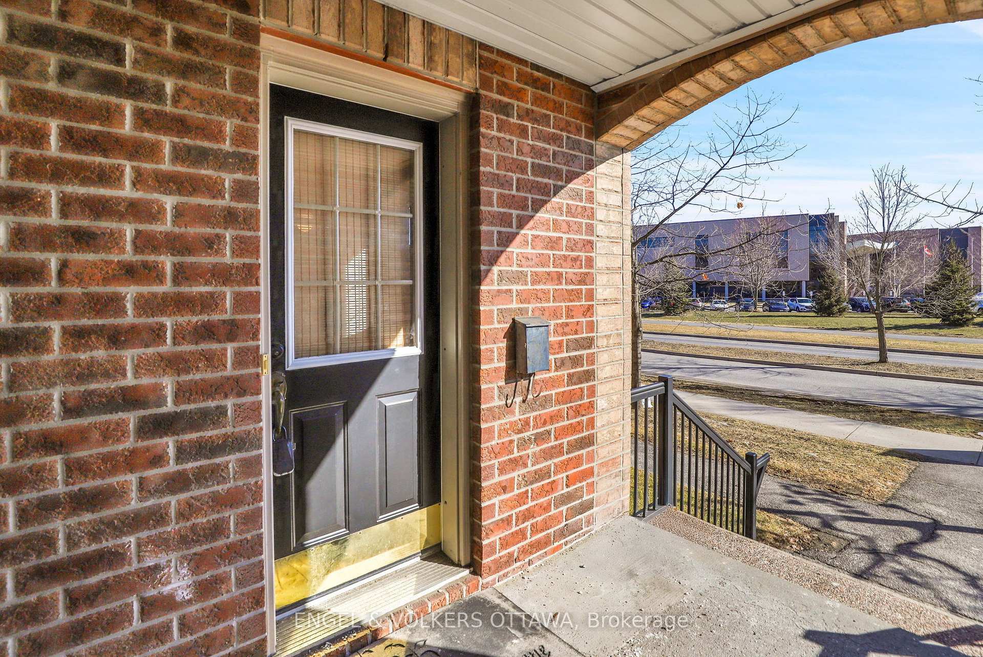 Property Photo: 811 Longfields Drive ON K2J 5N2