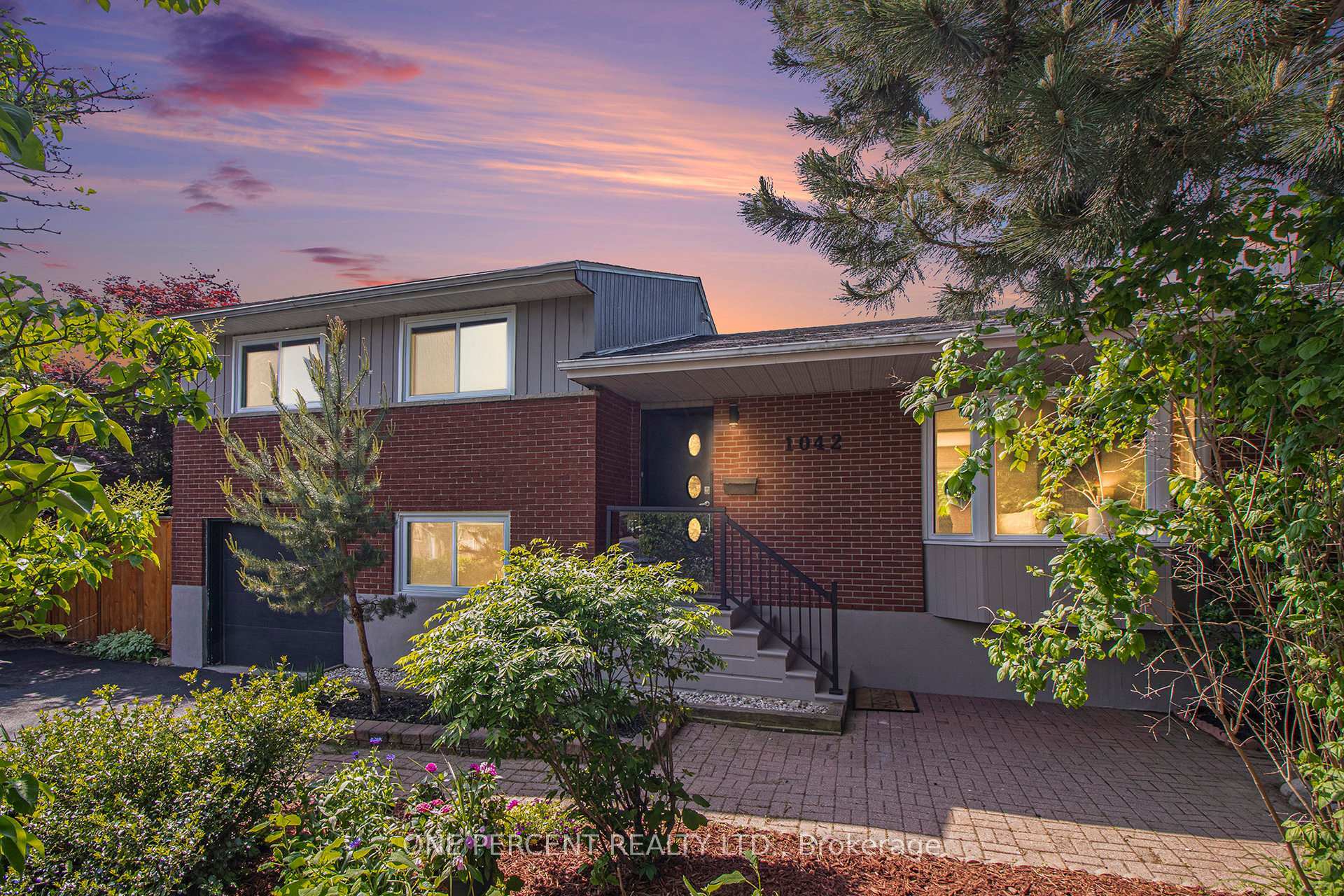 Property Photo: 1042 Harkness Avenue ON K1V 6P2