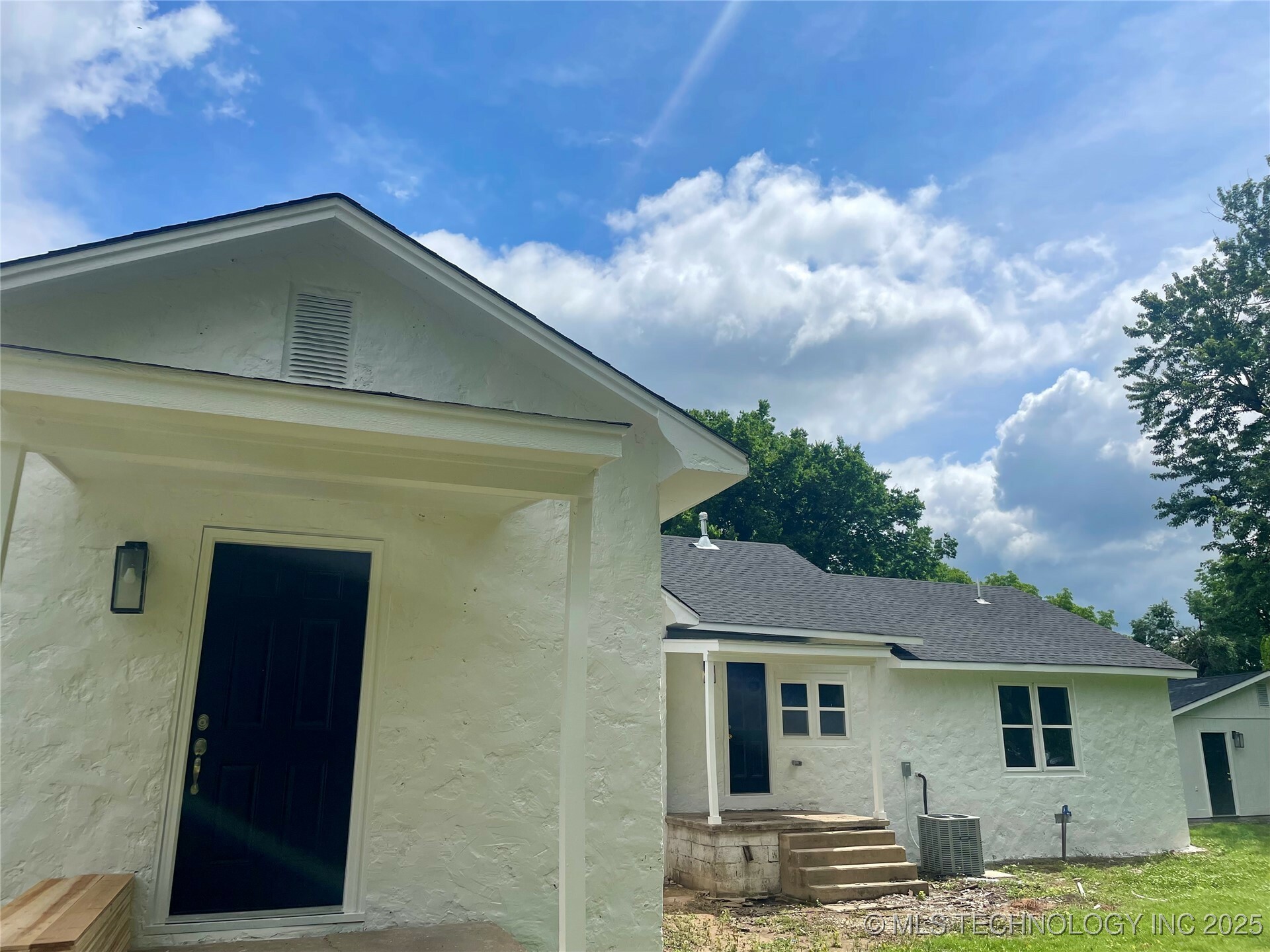 Property Photo: 305 E Hickory Avenue OK 74434