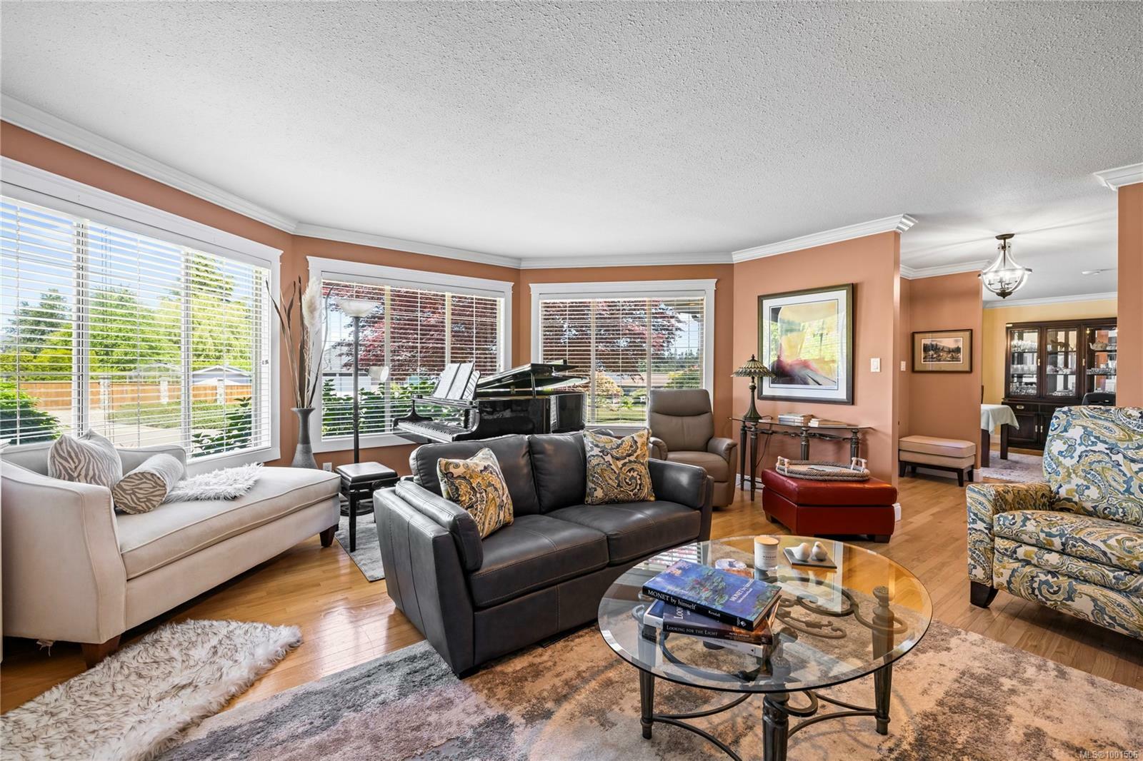 Property Photo: 910 Fairways Dr BC V9K 1E1