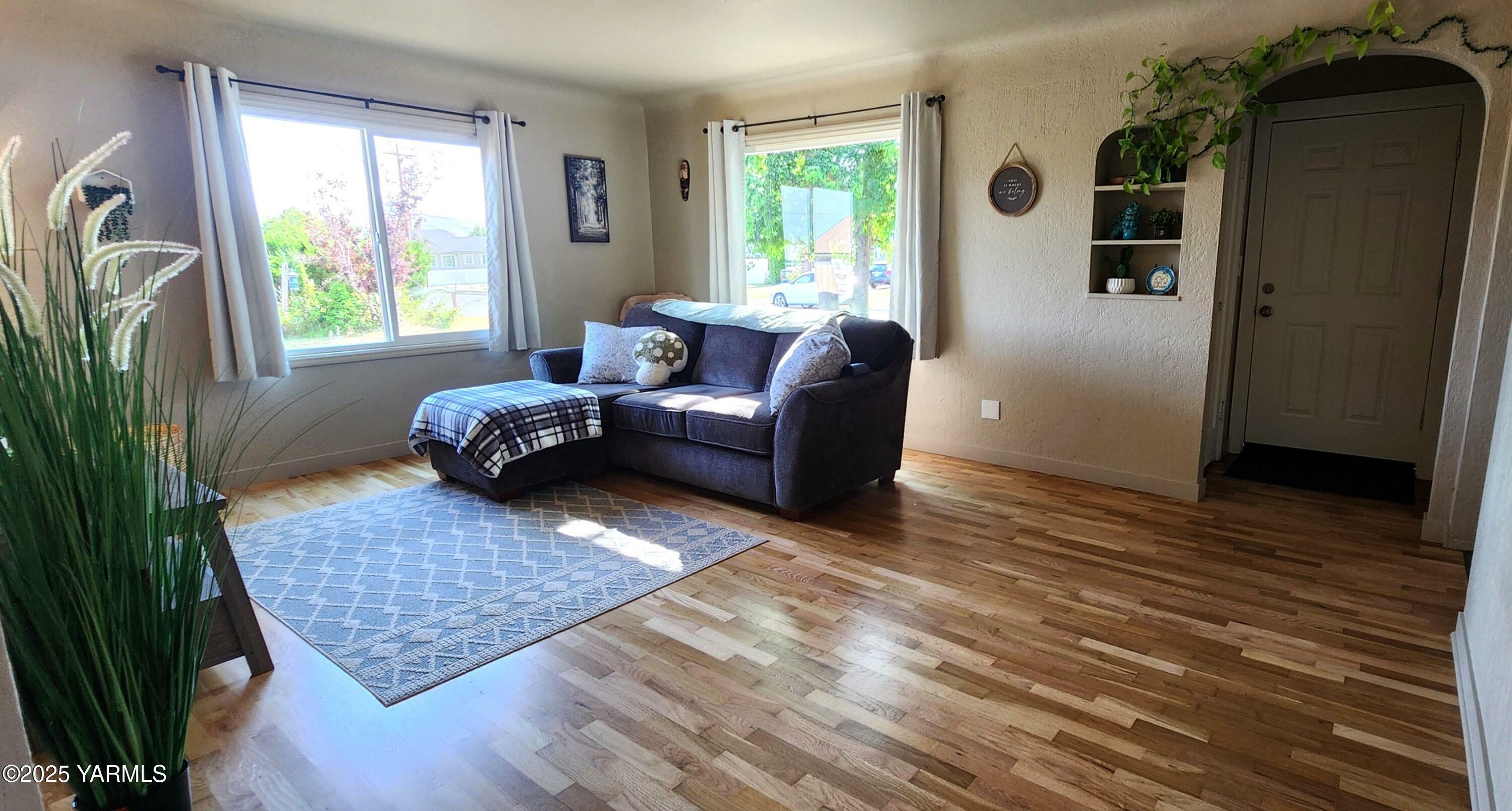 Property Photo: 1105 S 31st Ave WA 98902