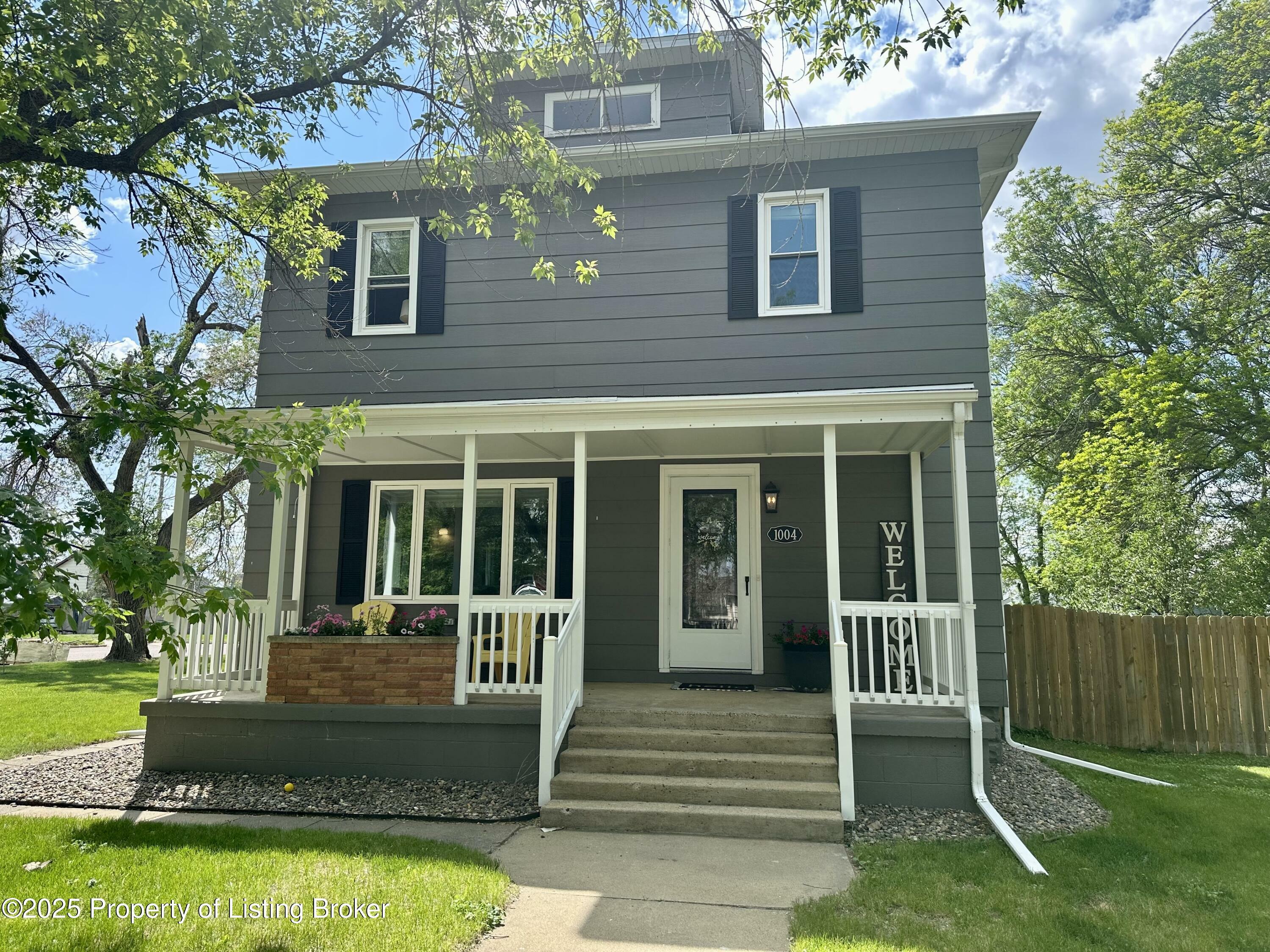 Property Photo: 1004 1st Avenue E ND 58647