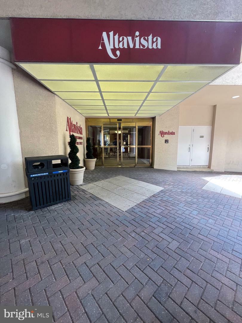 Property Photo: 900 N Stafford Street 1008 VA 22203