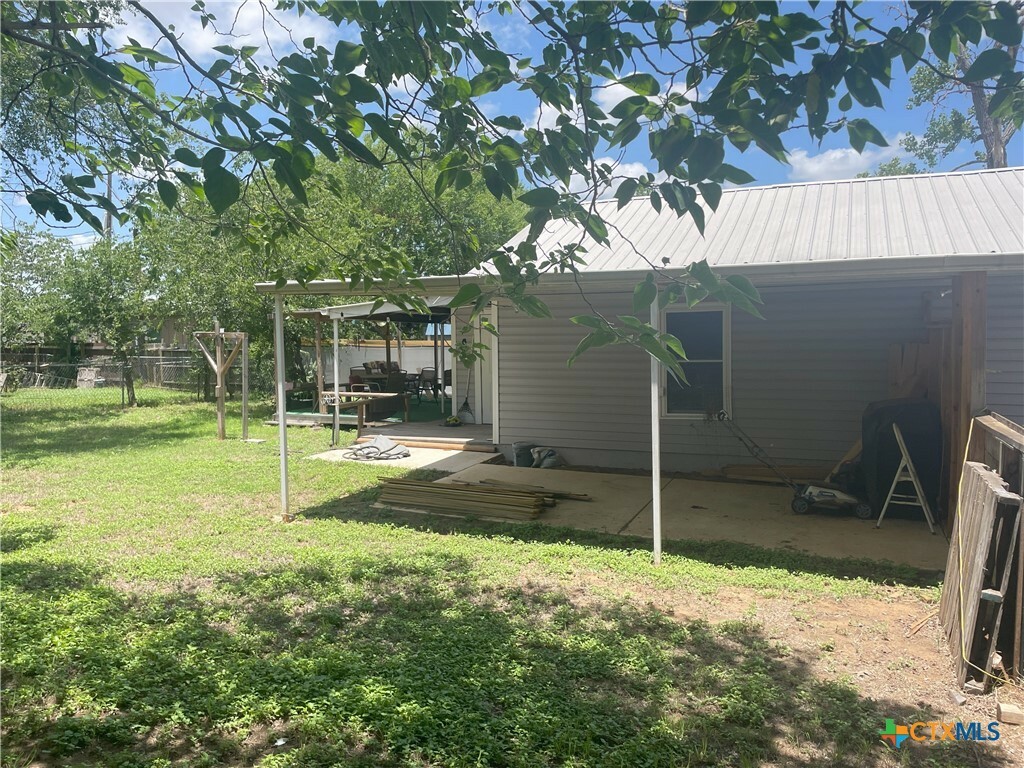 Property Photo: 103 S 3rd Street TX 78160