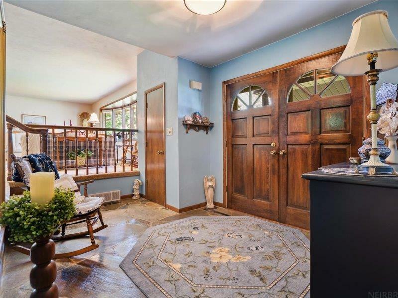 Property Photo:  8 Hillside Dr E  IA 50662 