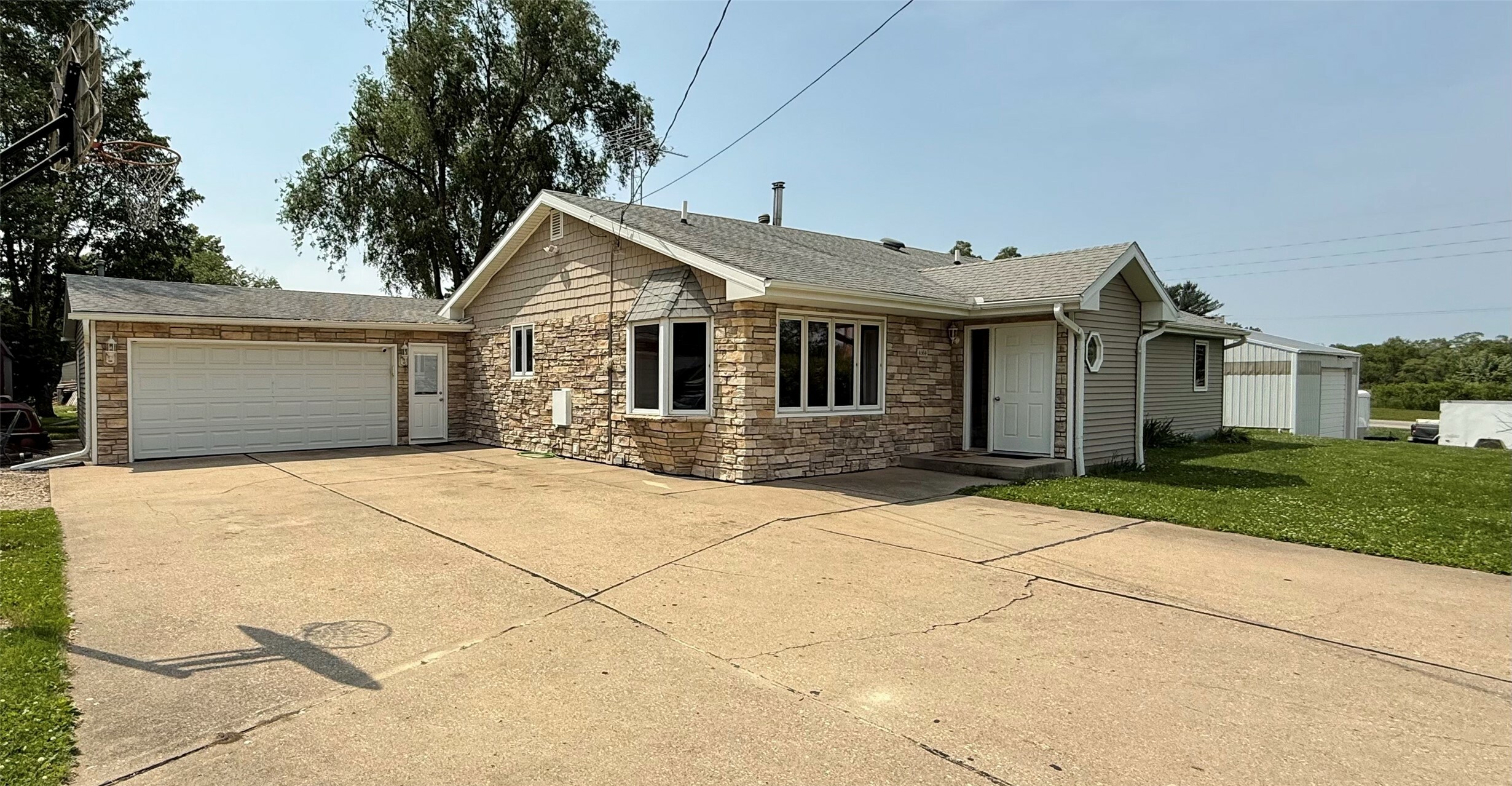 Property Photo: 4564 NE 34th Court IA 50317