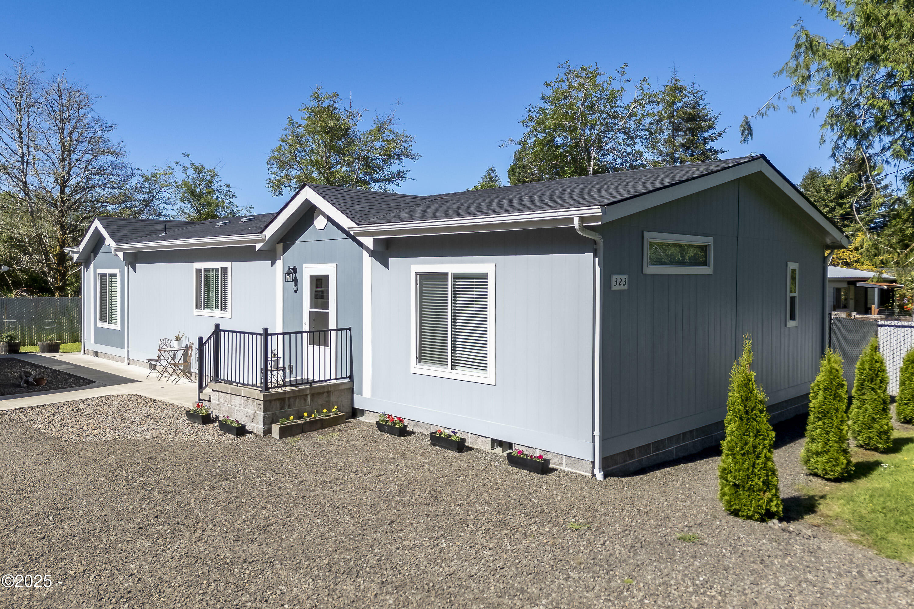 Property Photo: 323 Old River Road OR 97380