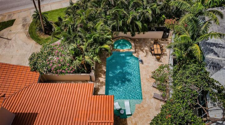 Property Photo:  1427 40th Avenue NE  FL 33703 