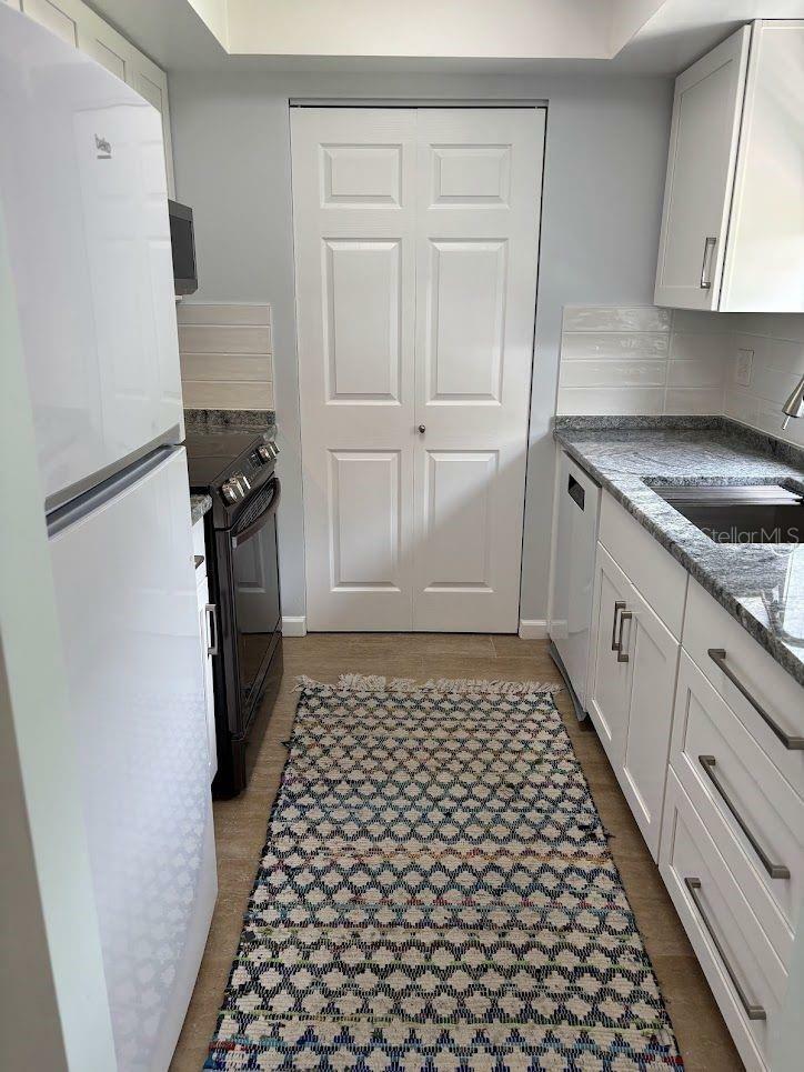 Property Photo: 1055 6th Avenue A11 FL 32960