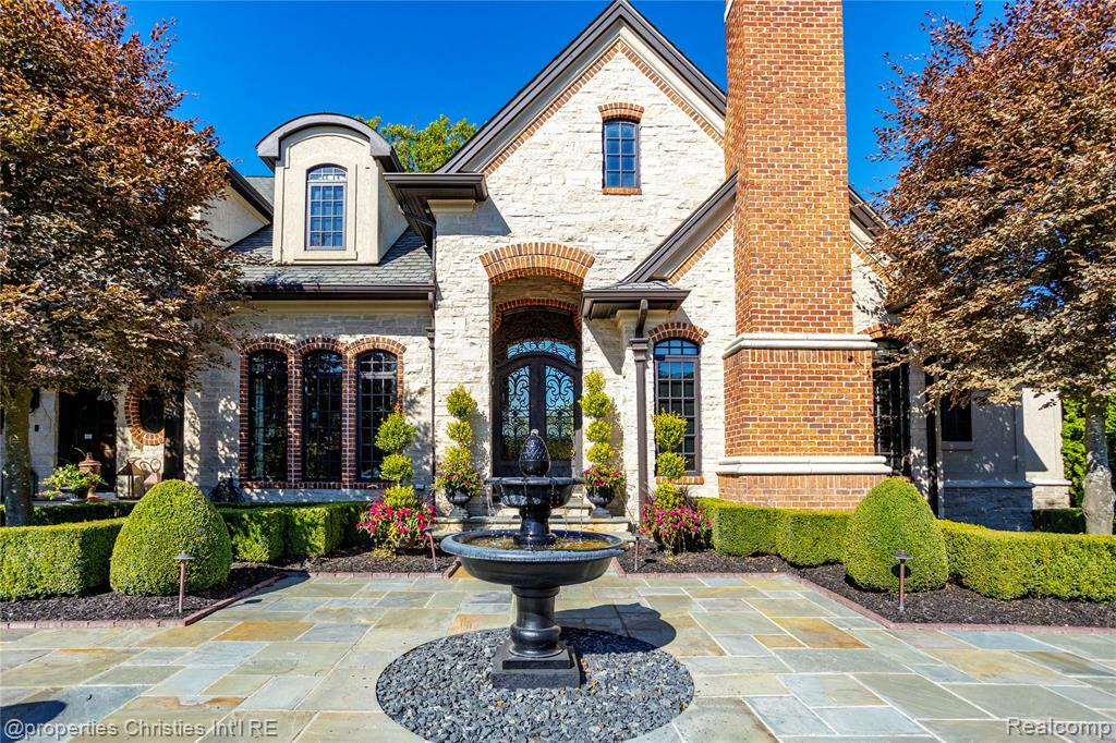 Property Photo: 18939 Bella Vista Court MI 48168 3534
