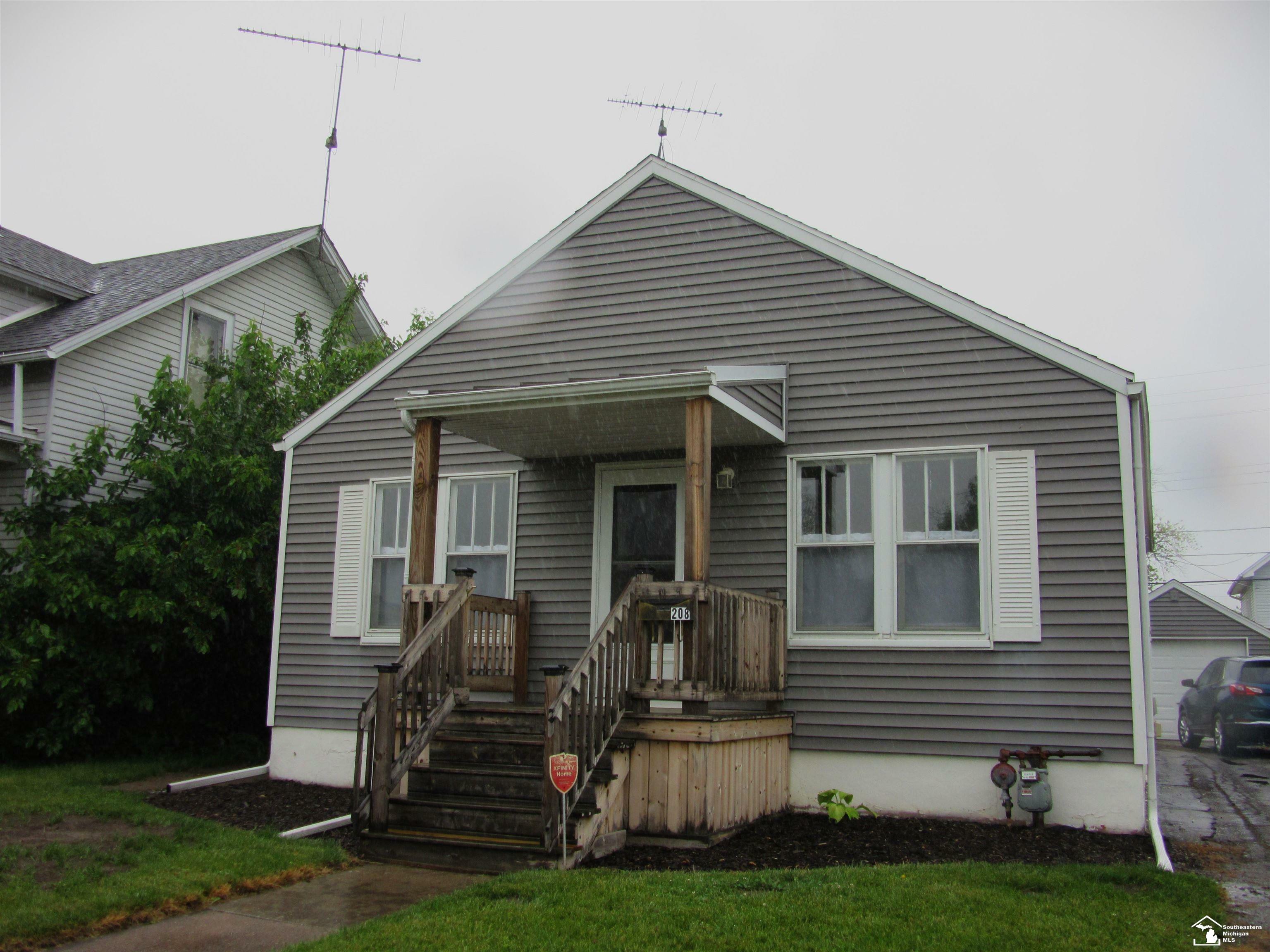 Property Photo:  208 Maple Boulevard  MI 48162 