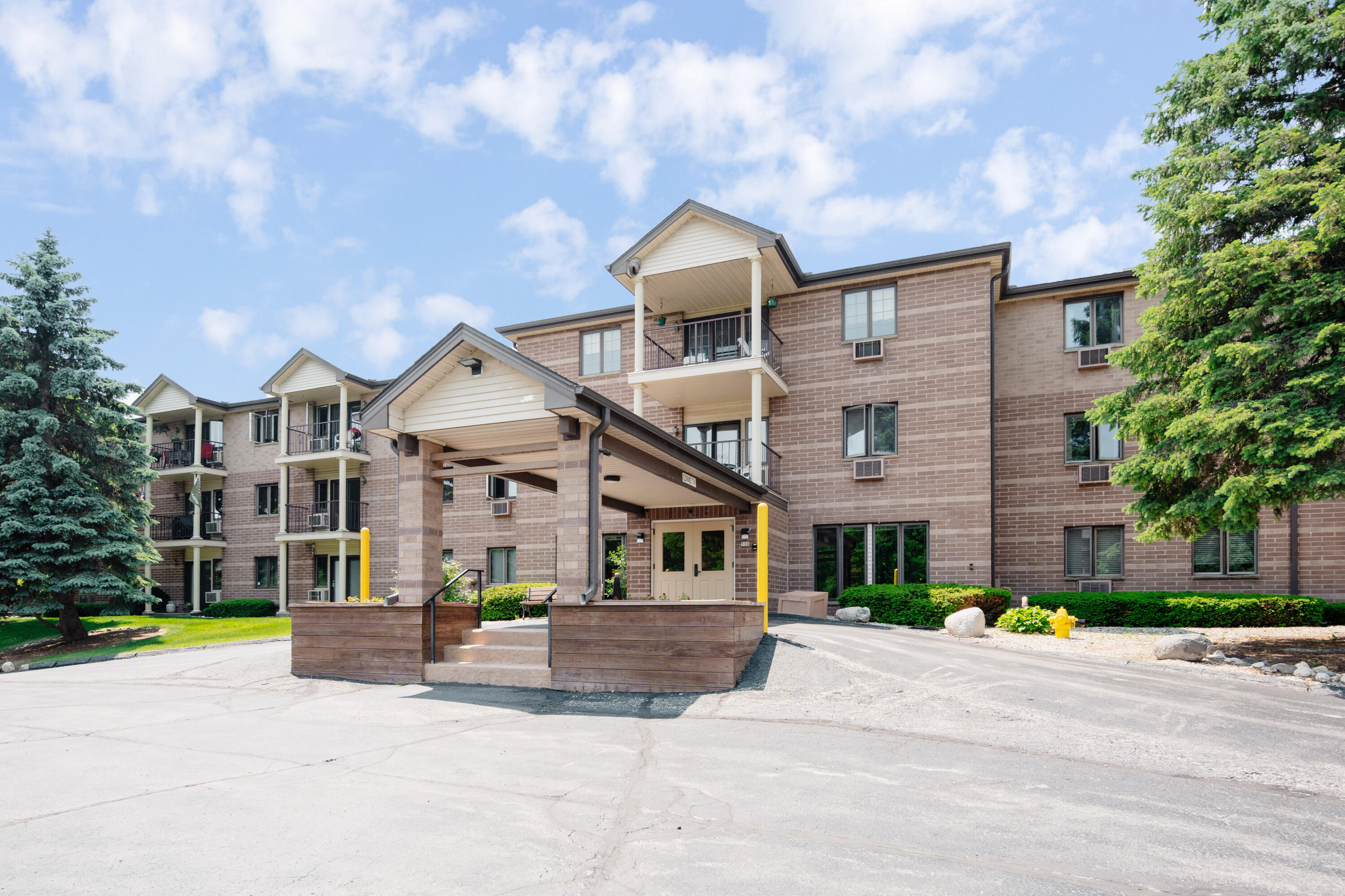 Property Photo: 530 N Silverbrook Dr 337 WI 53090