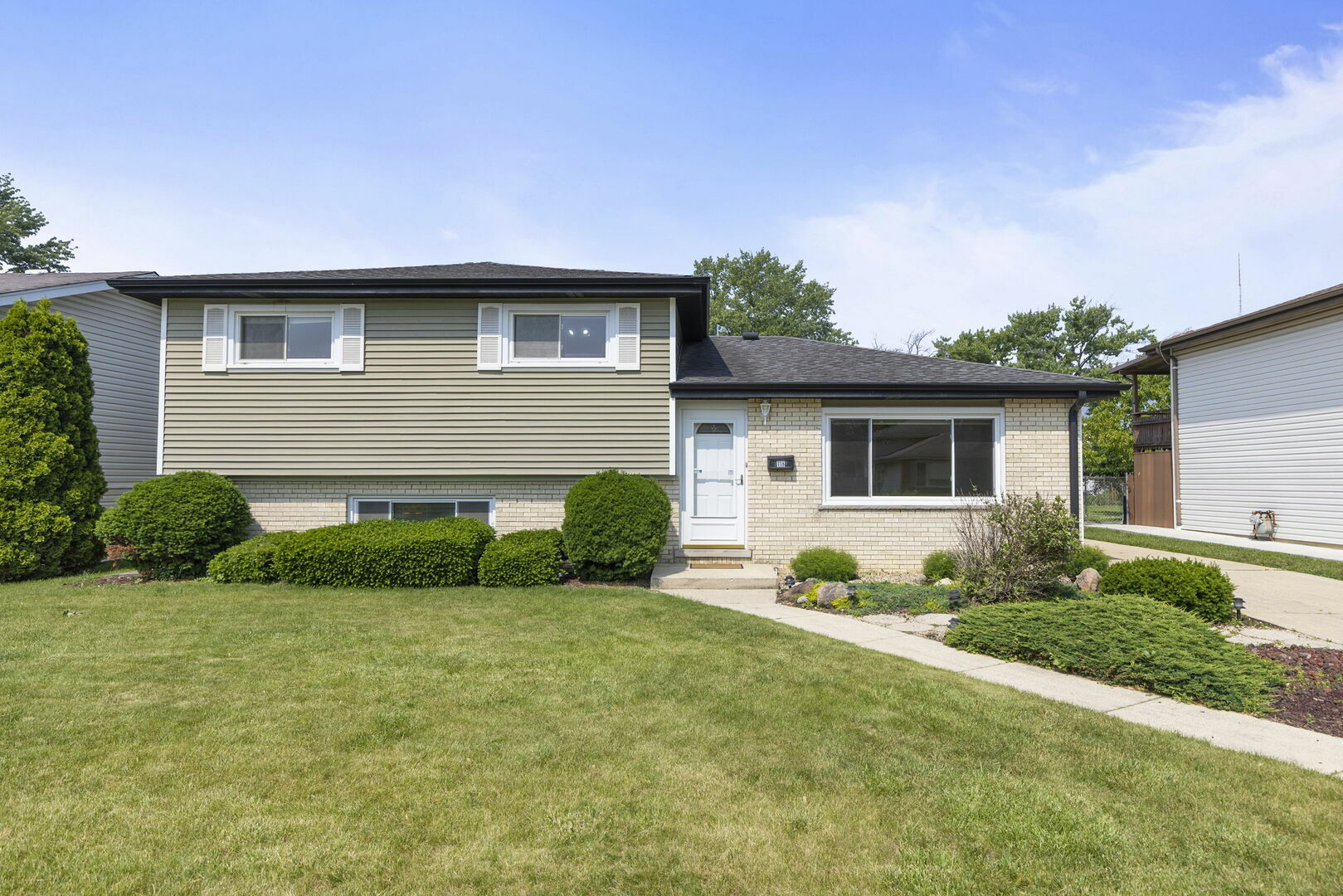 Property Photo: 118 S Clarendon Avenue IL 60101