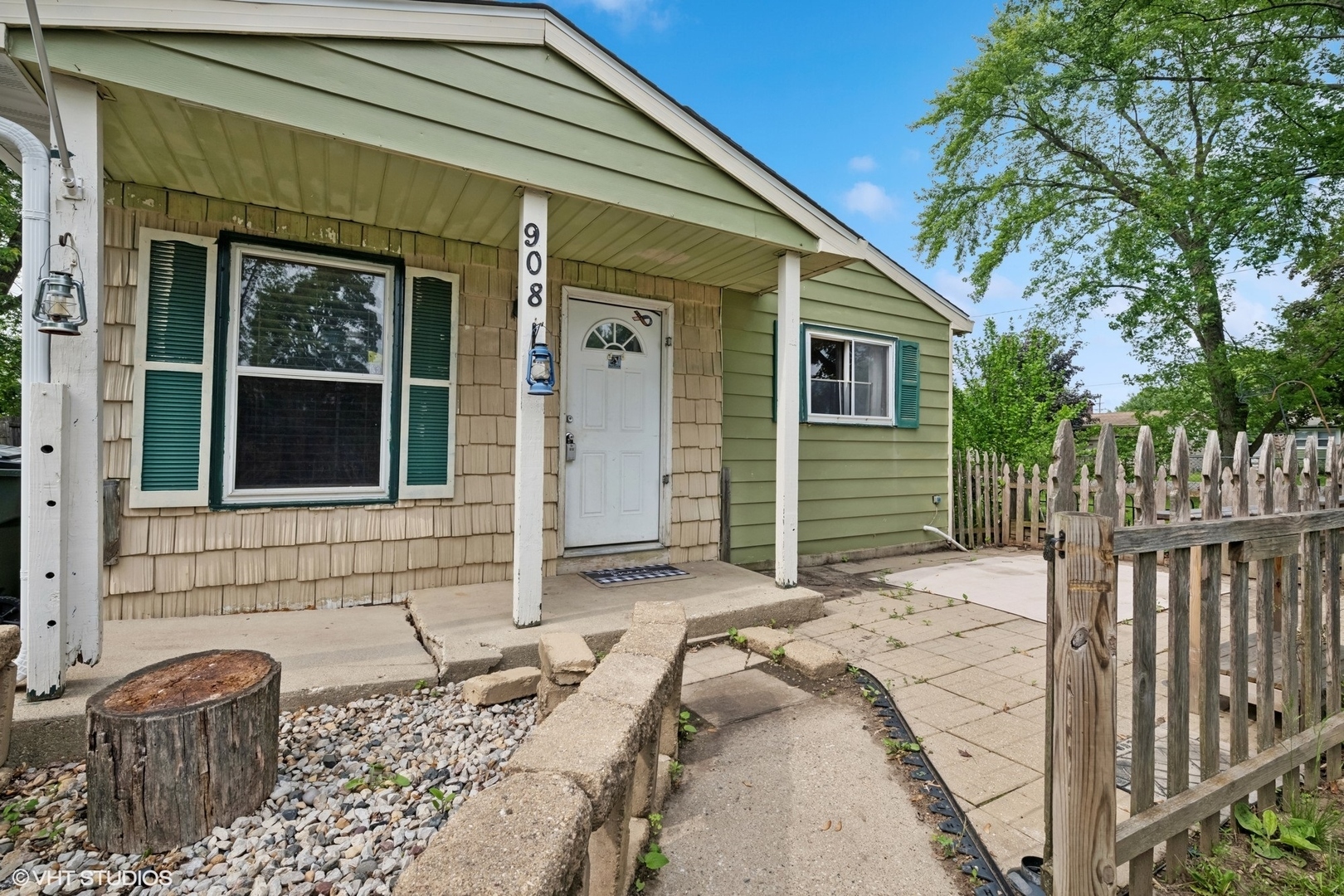 Property Photo:  908 Diana Court  IL 60073 