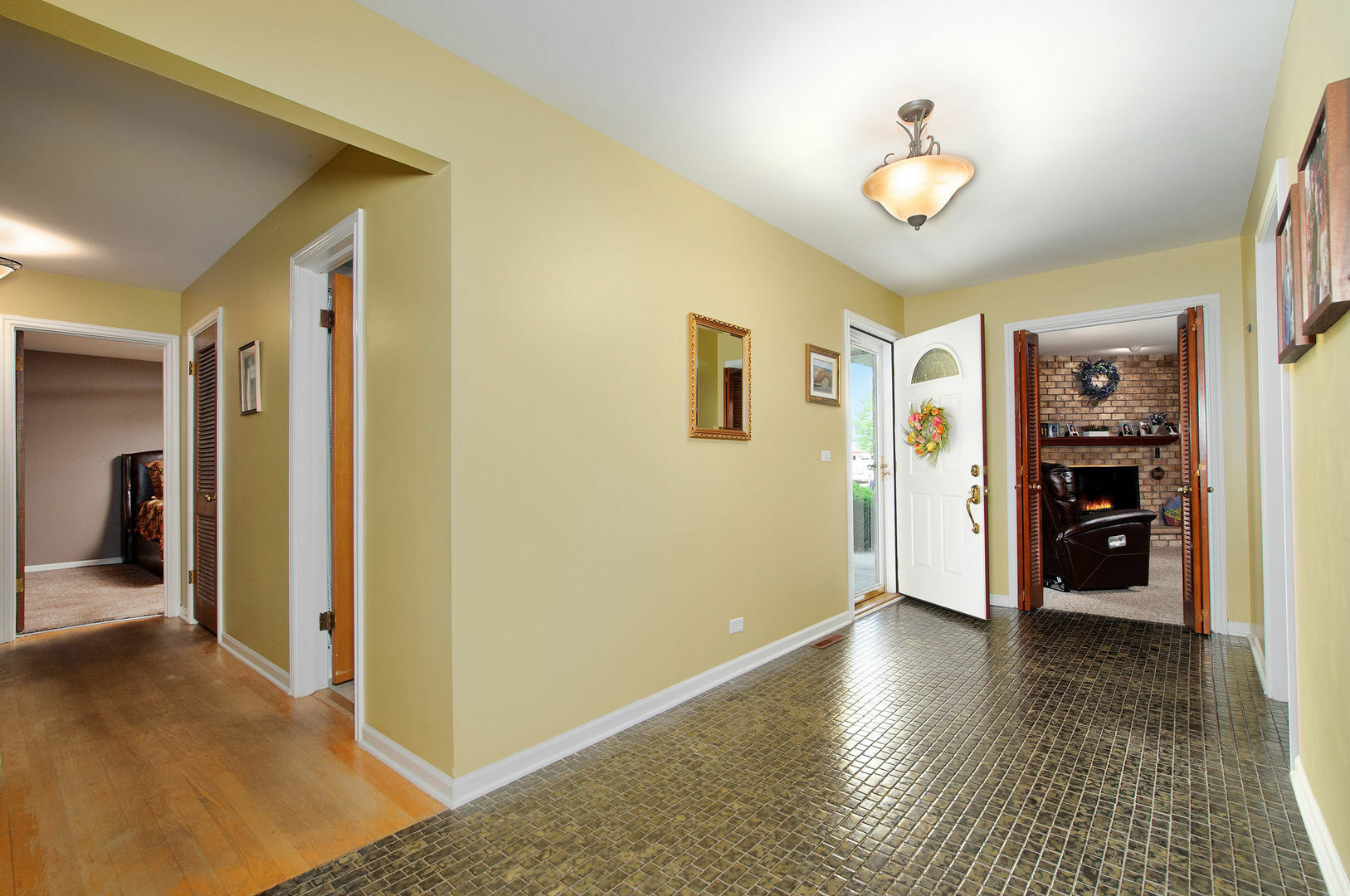 Property Photo: 1203 W Francis Drive IL 60005