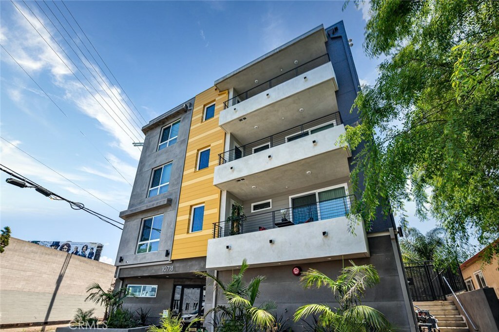 Property Photo: 10718 Acama Street 301 CA 91602