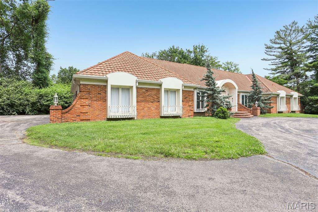 Property Photo: 27 Meadowbrook Country Club Estate MO 63011