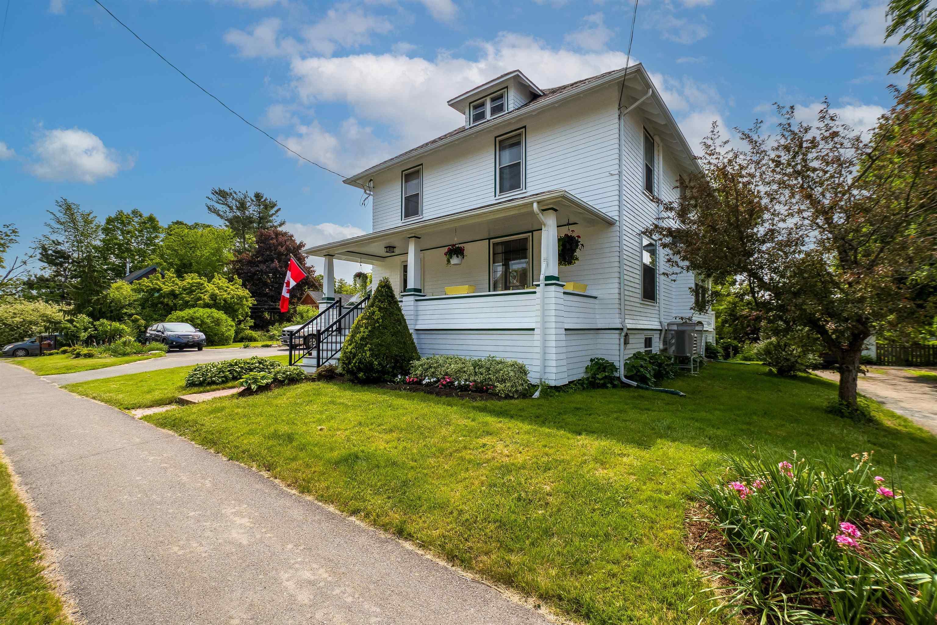Property Photo: 183 Cottage Street NS B0P 1E0