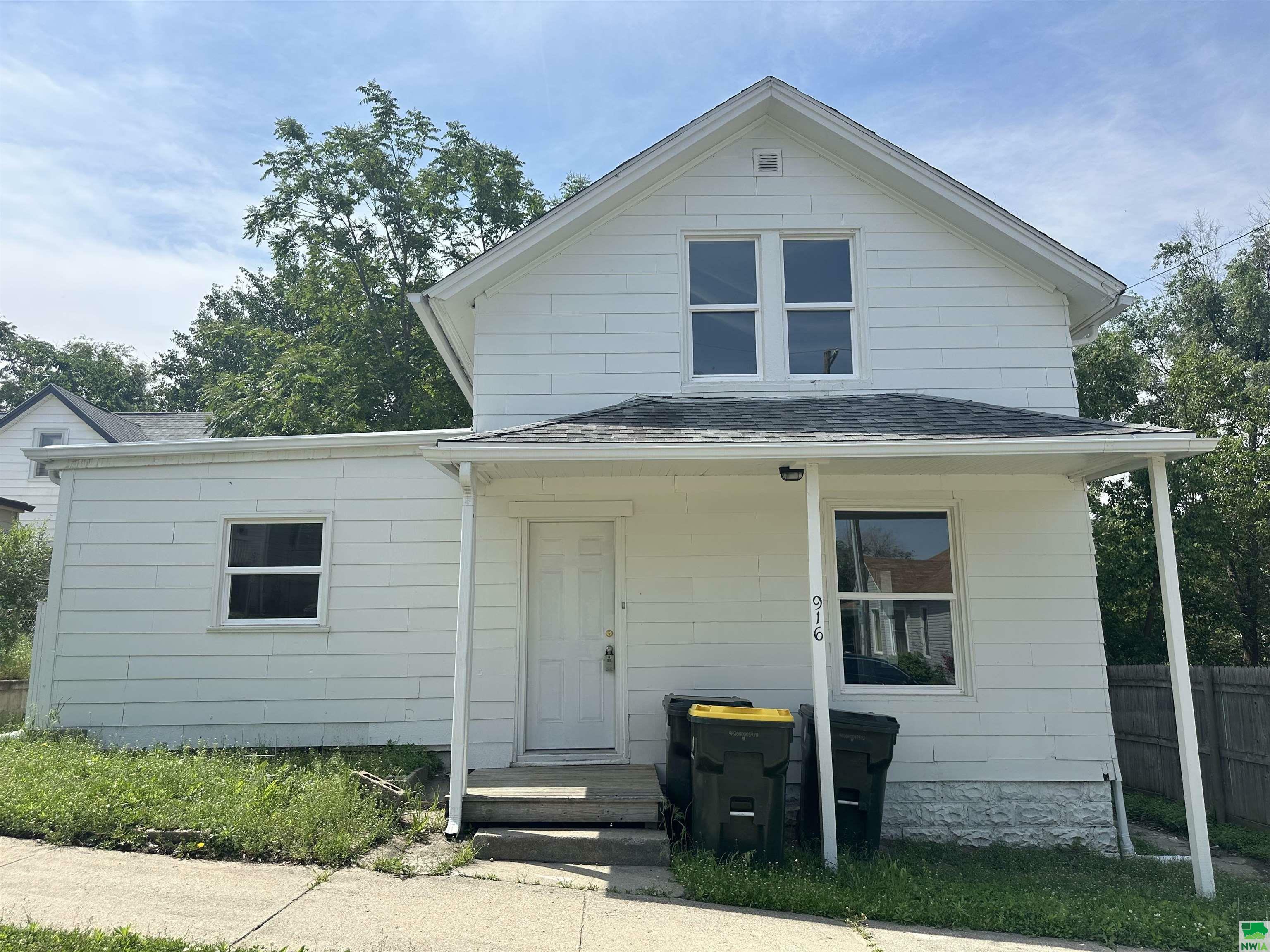 Property Photo:  916 15th St  IA 51105 