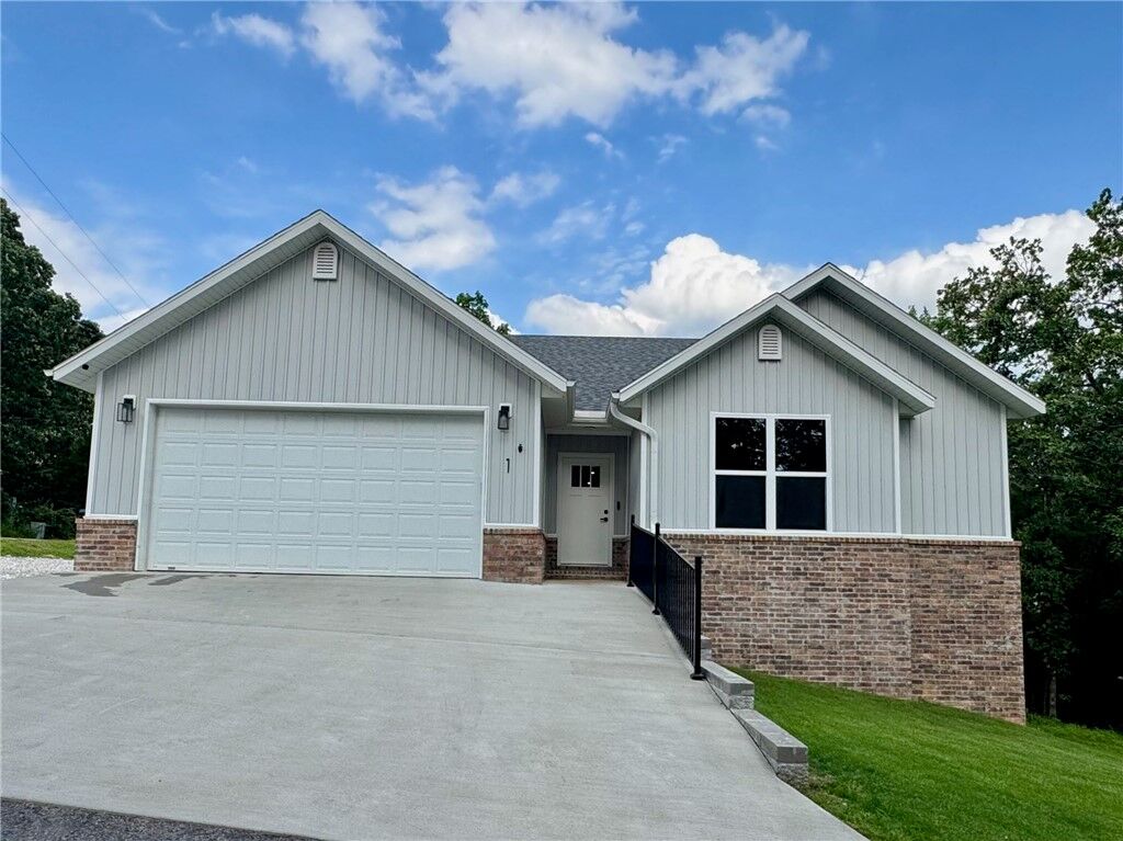 Property Photo:  1 Llanon Circle  AR 72714 